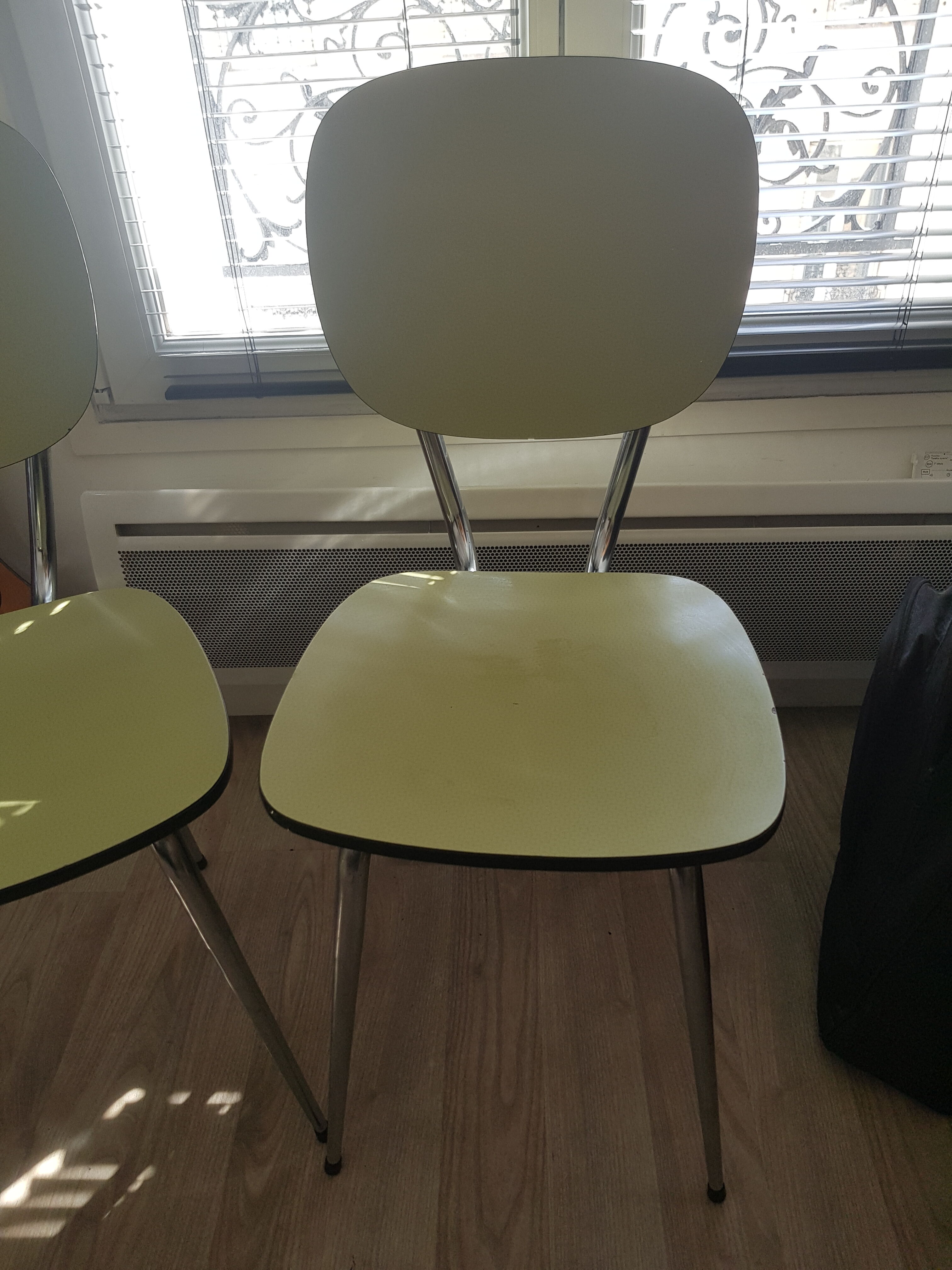 Lot de 2 chaises en formica