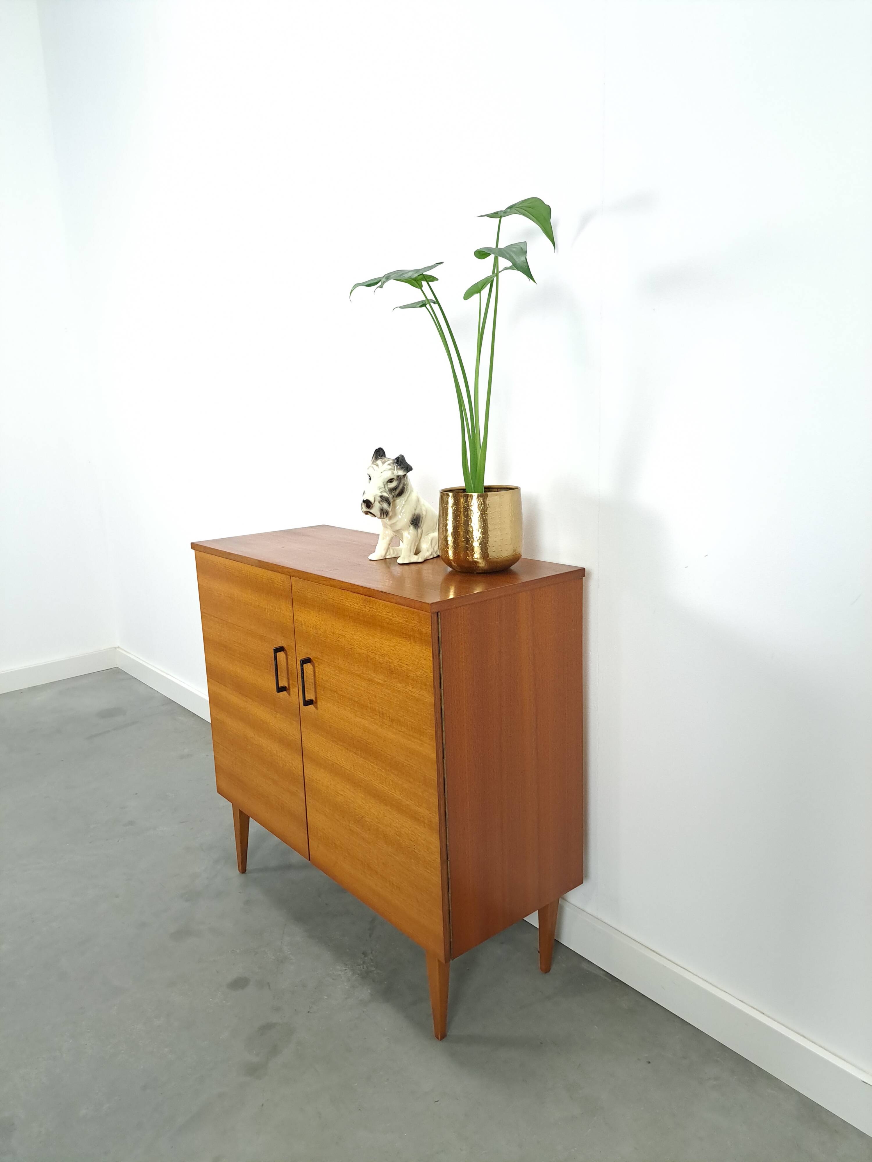 Fineer vintage schoenenkast met legplanken, Kama Möbel