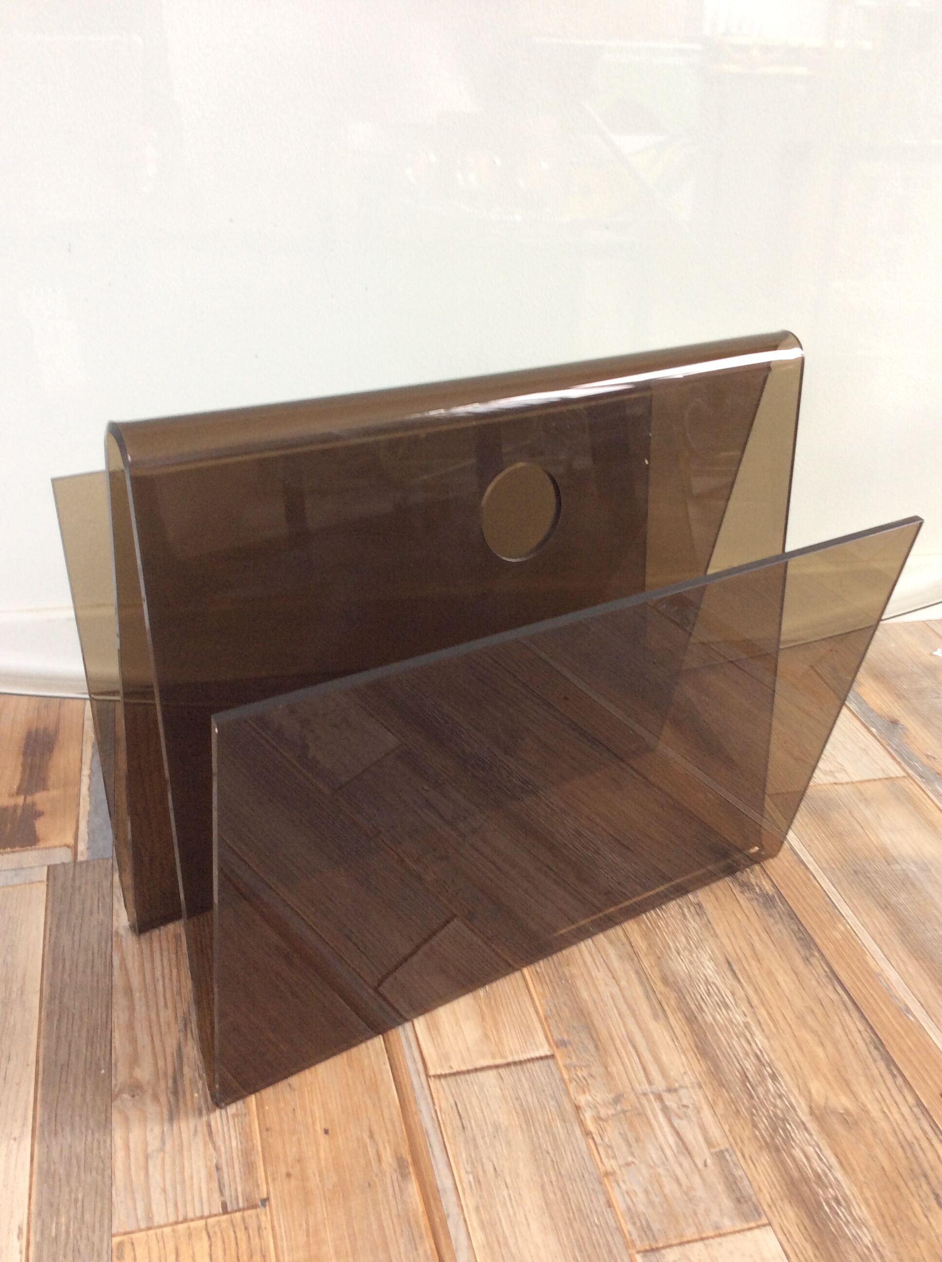 Review holder of the 70s in smoked plexiglass
