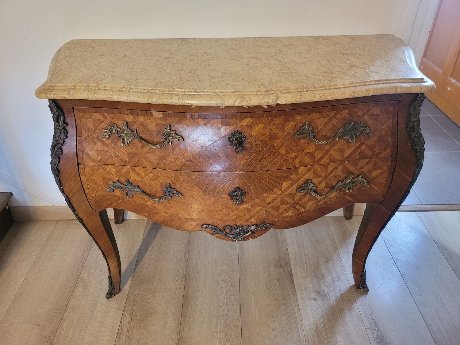 Curved chest of drawers in Louis XV style marquetry