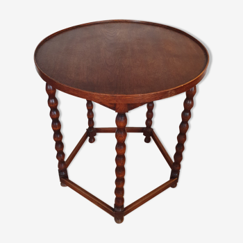 Table ronde en bois aux pieds perlées