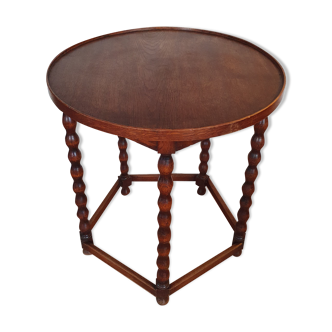 Table ronde en bois aux pieds perlées