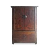 Armoire ancienne chinoise laquée brun avec motifs dorés