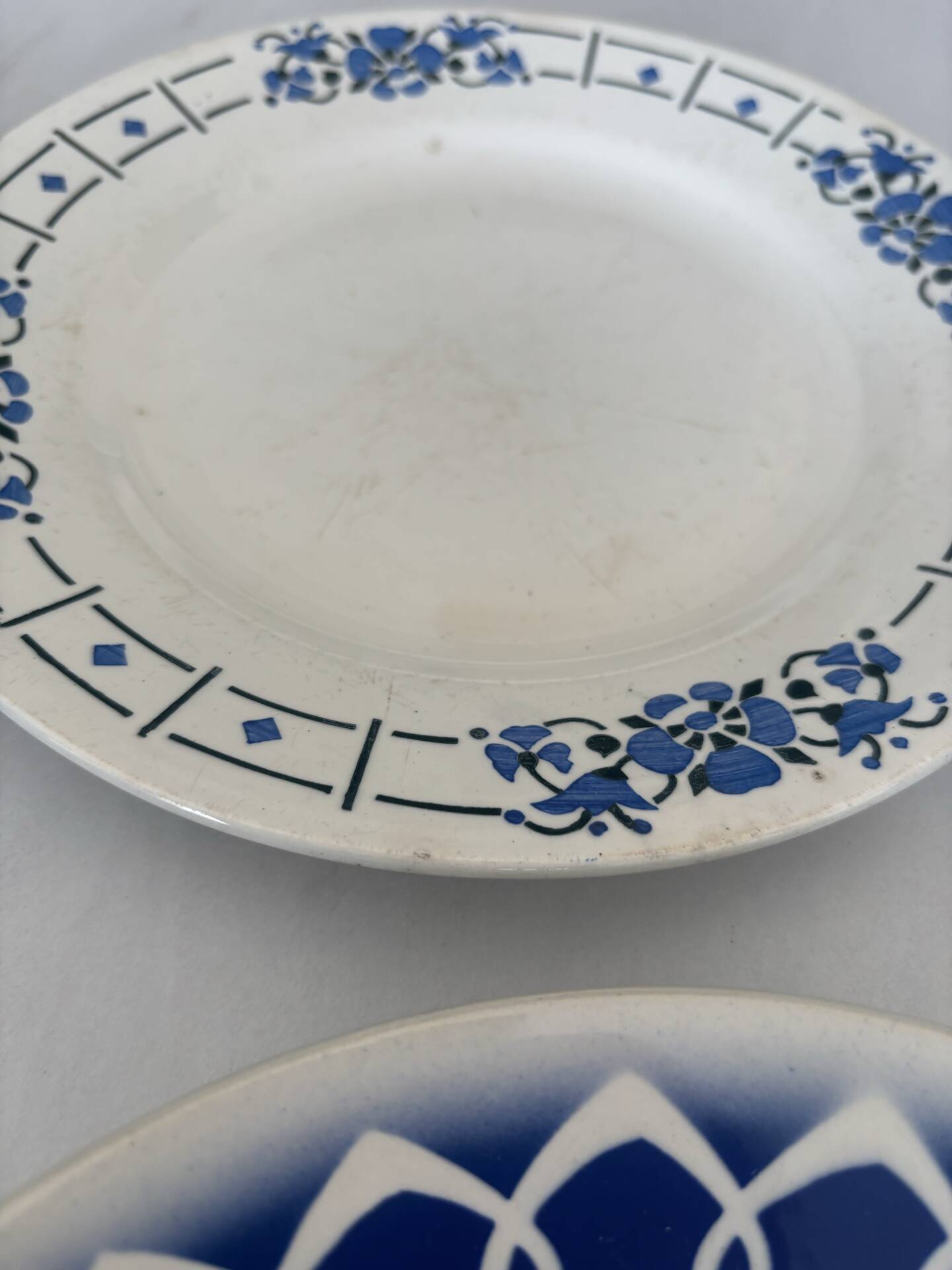Lot of 4 antique earthenware plates from 1950, Saint Amand - plates bl