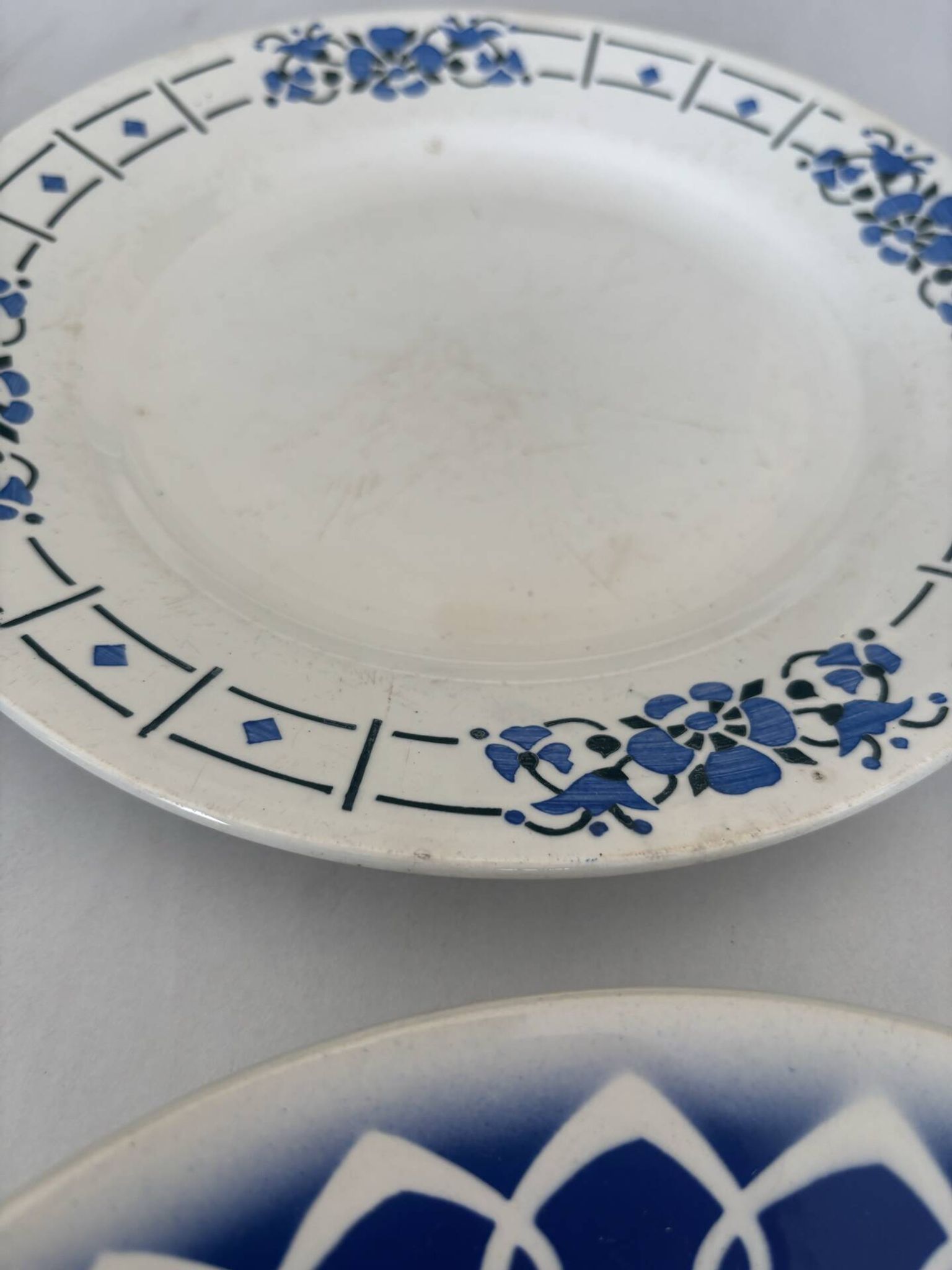 Lot of 4 antique earthenware plates from 1950, Saint Amand - plates bl