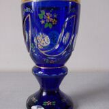 Vase en verre bleu cobalt finement ciselé dorures décor floral émaillé