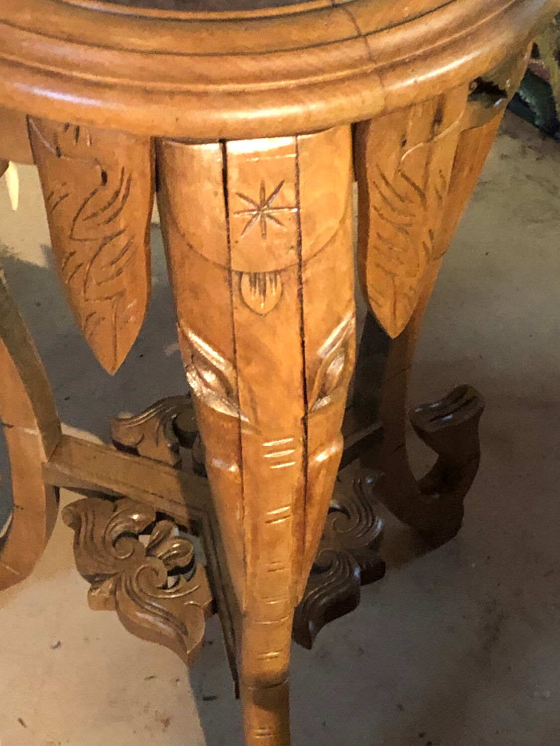 Guéridon sculpté à tête d éléphants