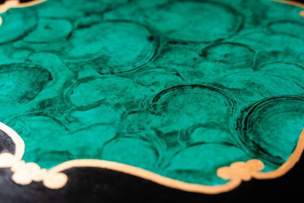 Guéridon en bois noir, décor peint malachite