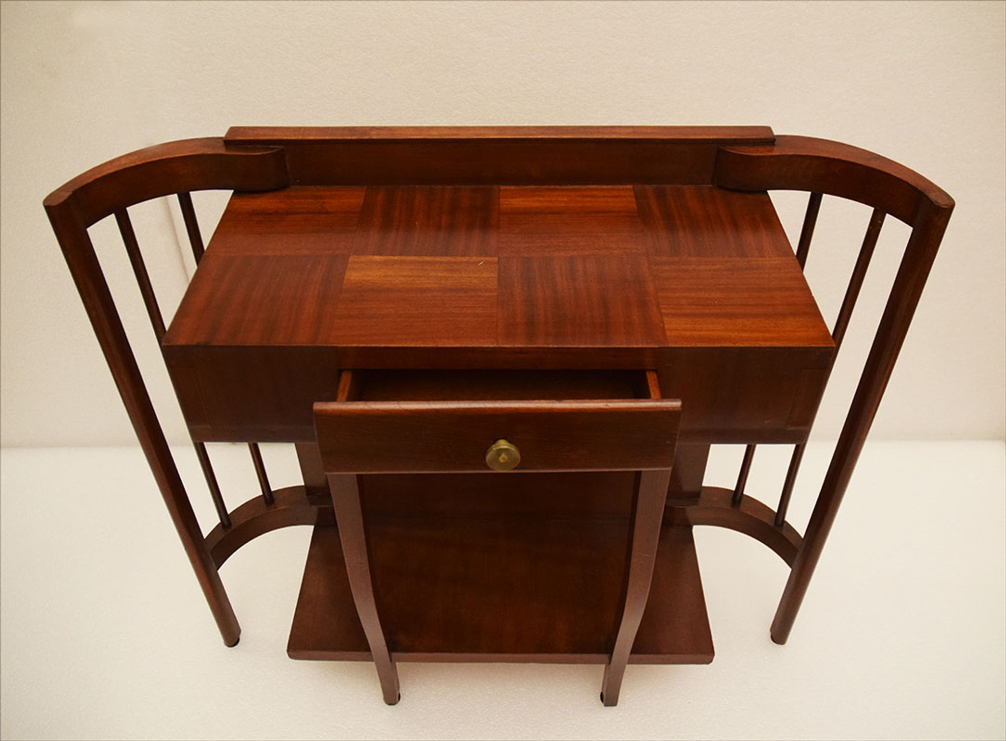 Console en bois de noyer courbé 1940