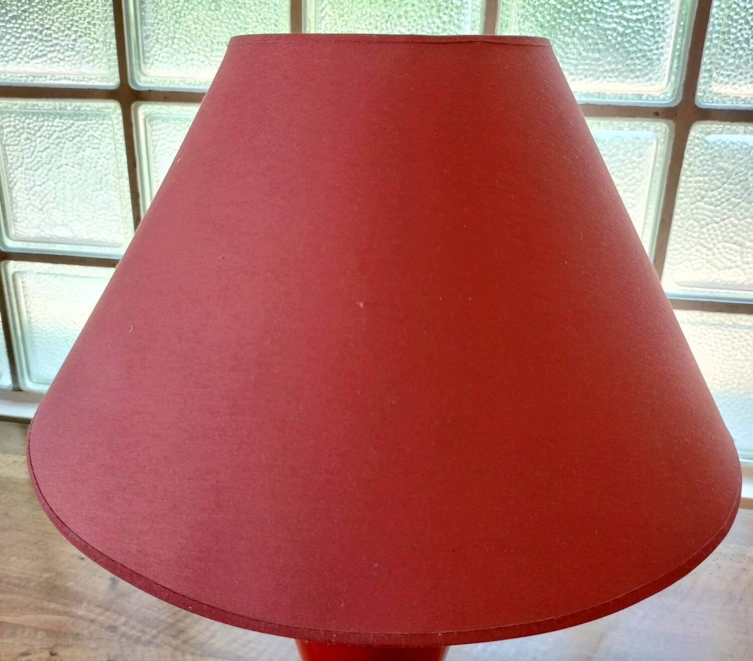 Vintage ceramic table lamp with a lacquered finish, golden potiche base and brass.