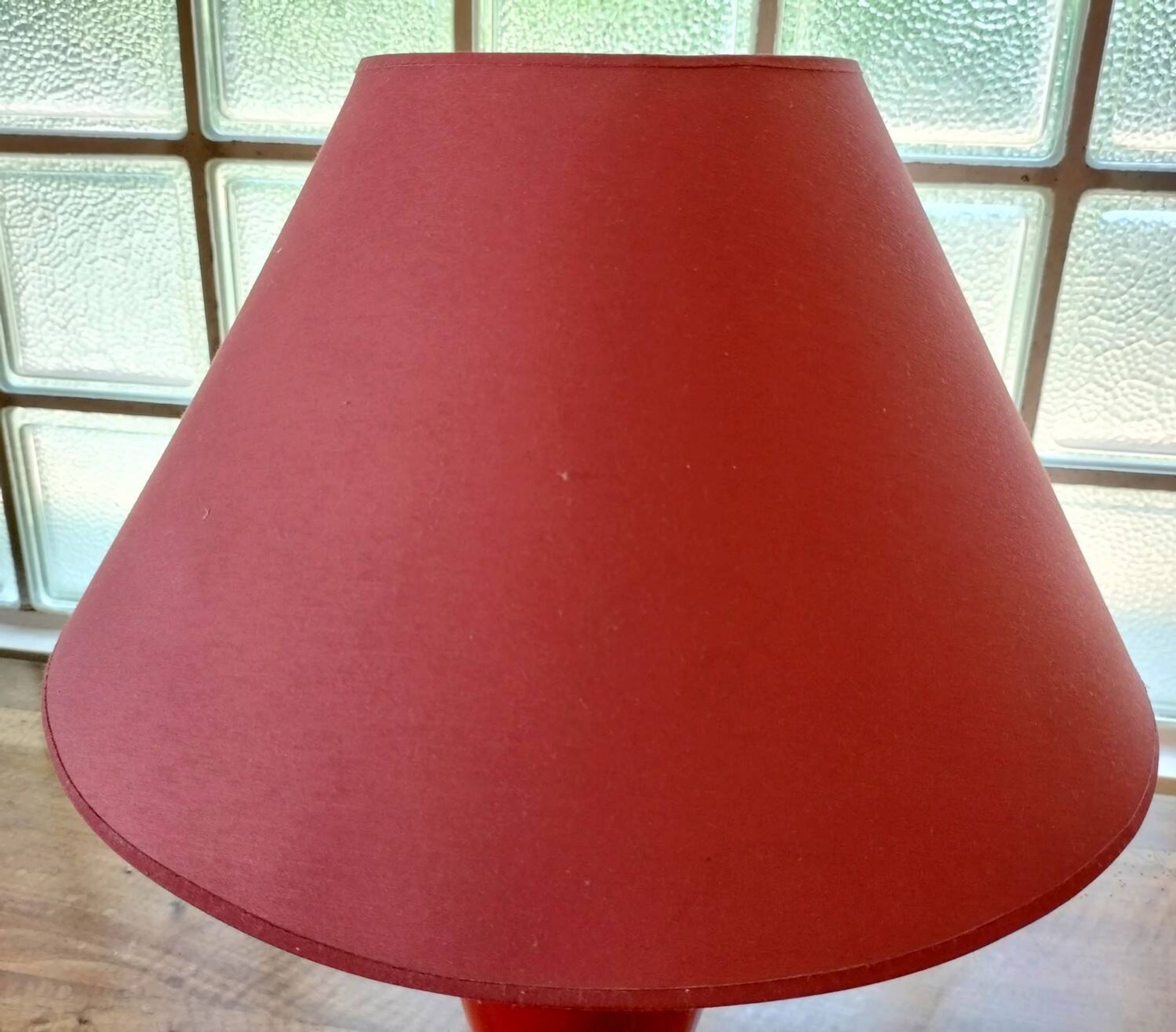 Vintage ceramic table lamp with a lacquered finish, golden potiche base and brass.