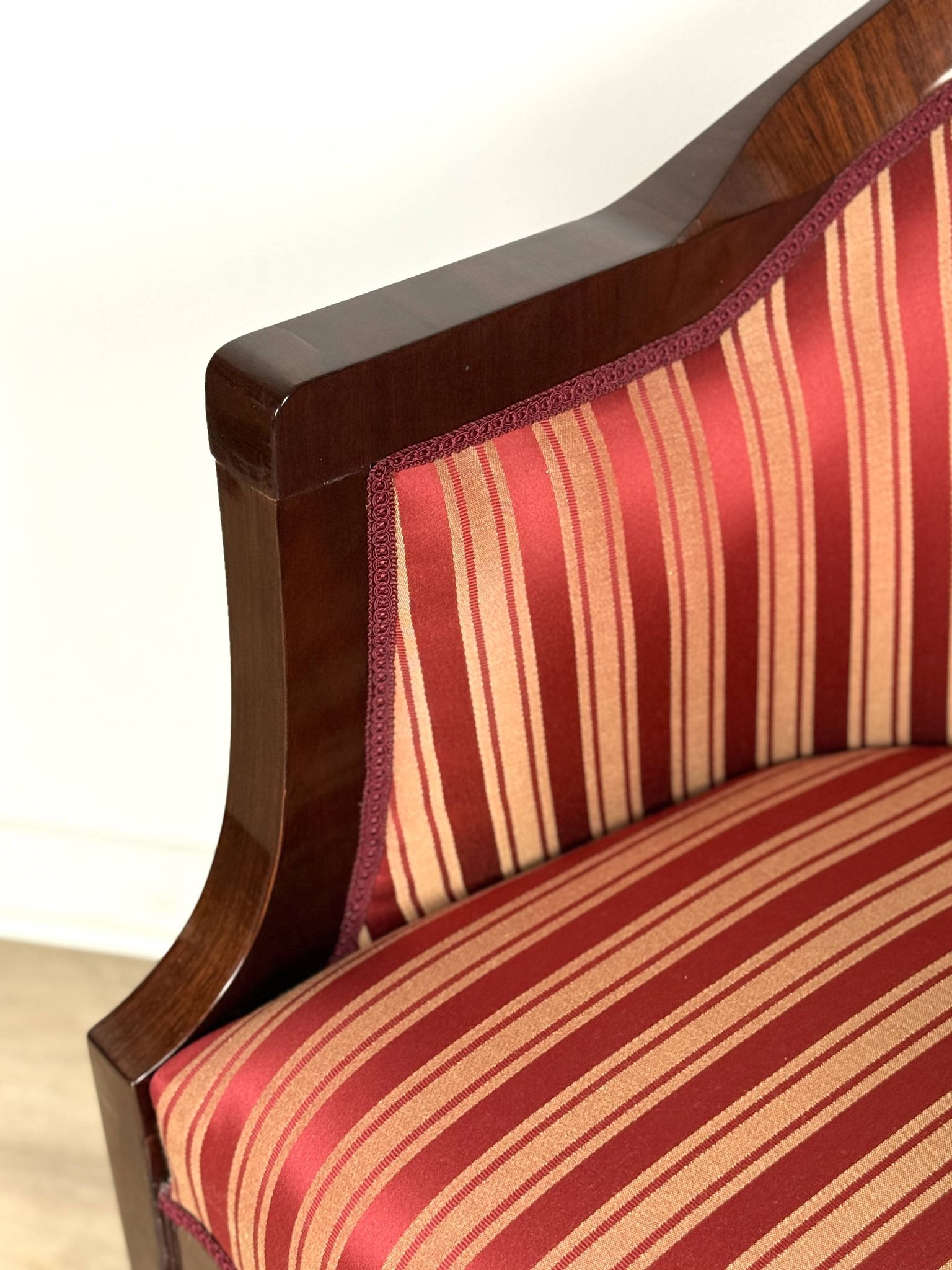 Elegant classic style armchair for the living room, walnut veneer and finished