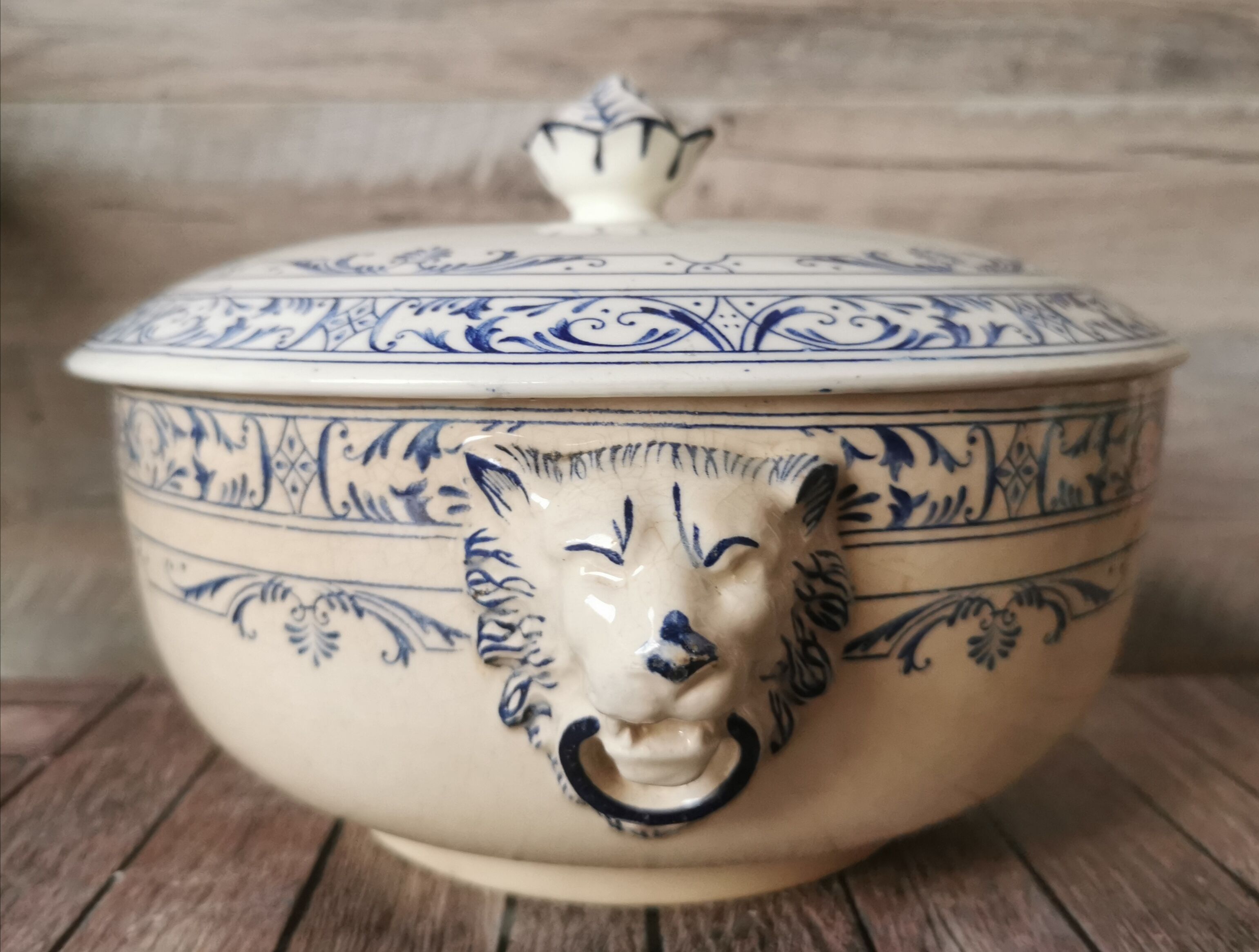Souptureen heads of Lions Colbert Creil and Montereau