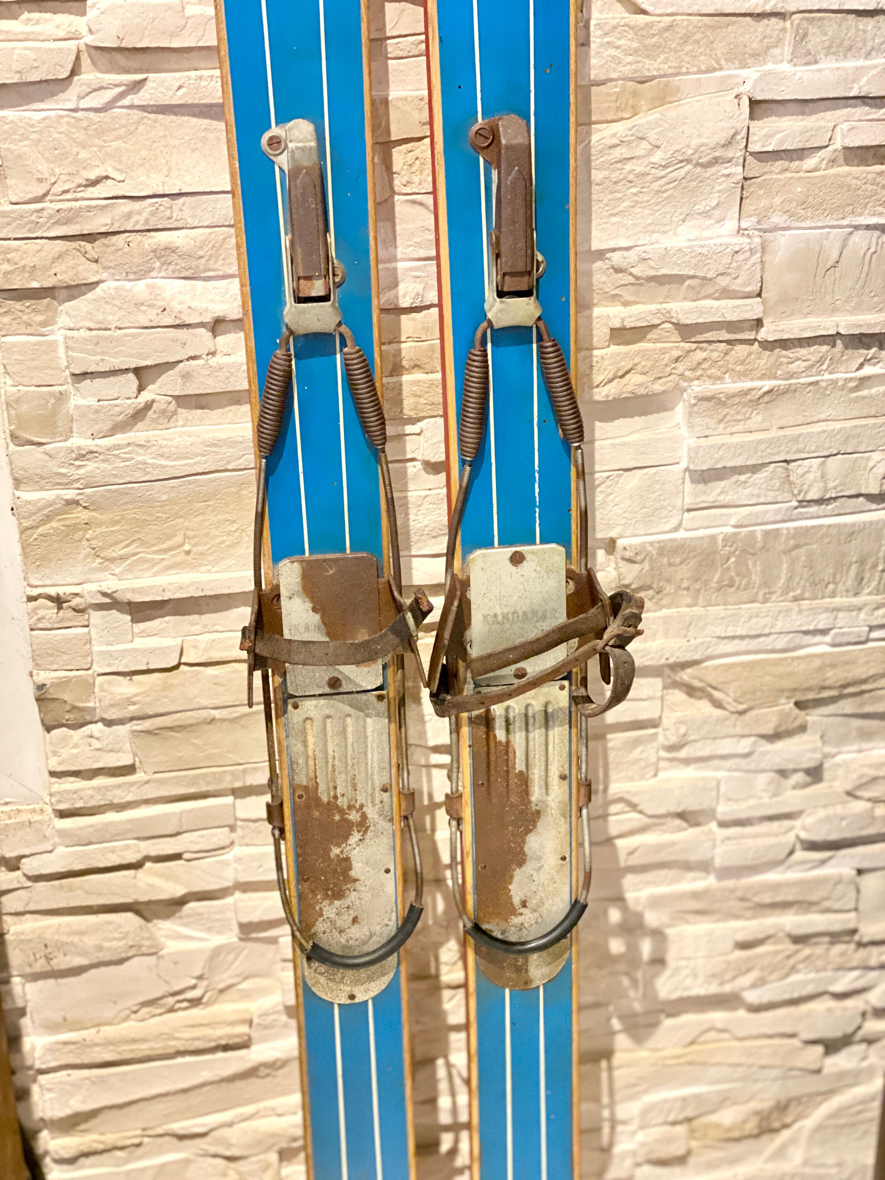 Paire de ski vintage en bois