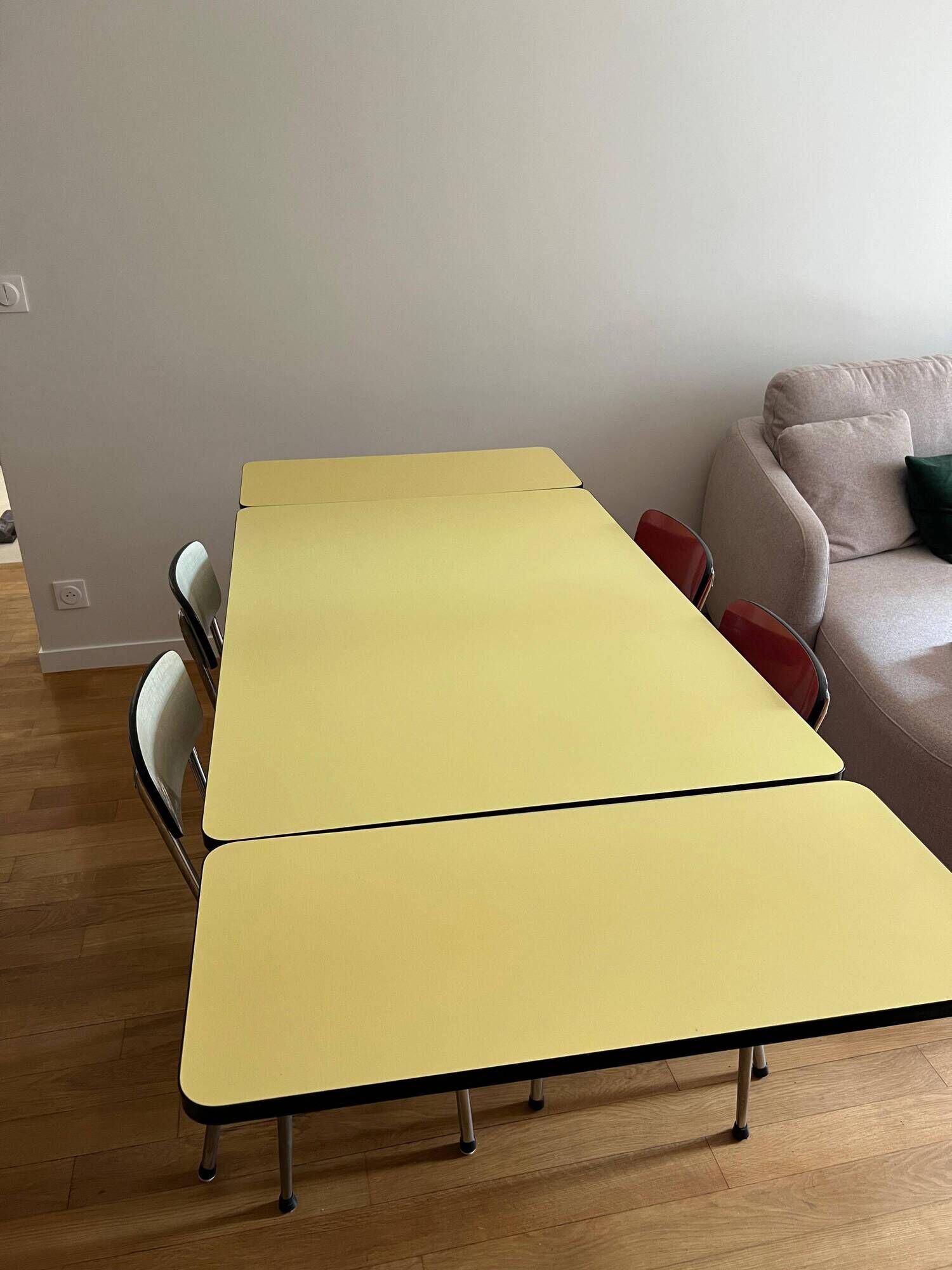 Table en Formica avec 4 chaises