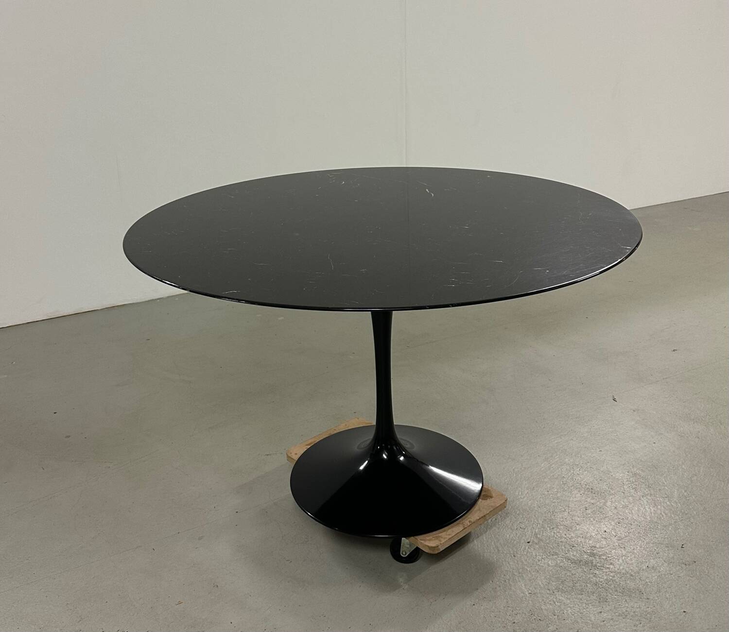 Eero Saarinen Tulip Dining Table by Knoll in black Marble