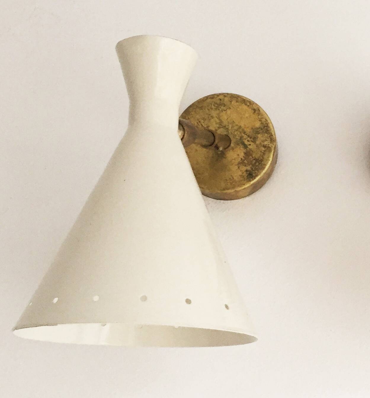 Pair of Italian wall lights in brass and lacquered iron, 1950s design.