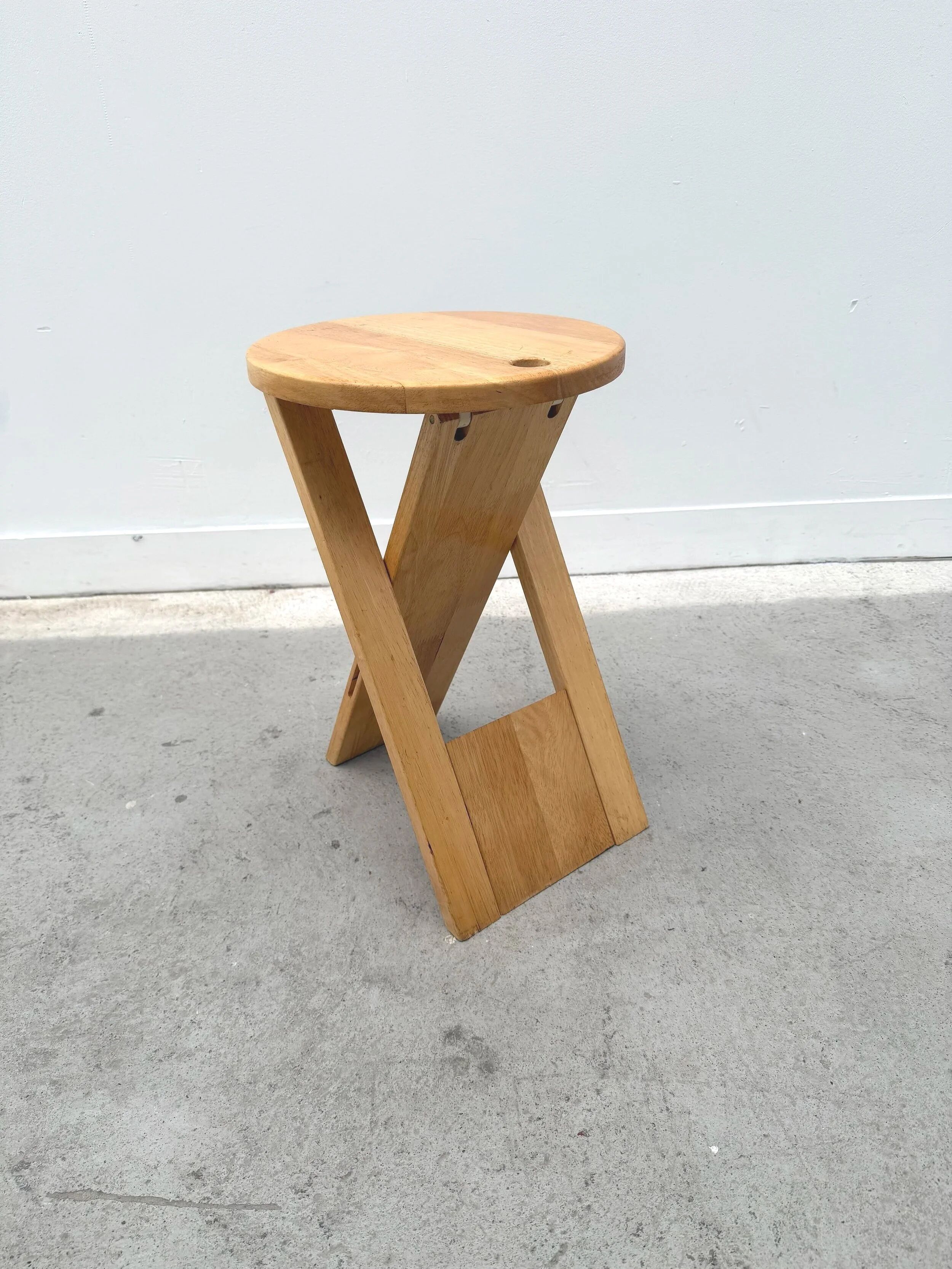 Tabouret plaint "Suzy Stool" de Adrian REED en bois