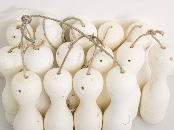 15 quilles de bowling d'époque sur cordelettes de relevage en nylon