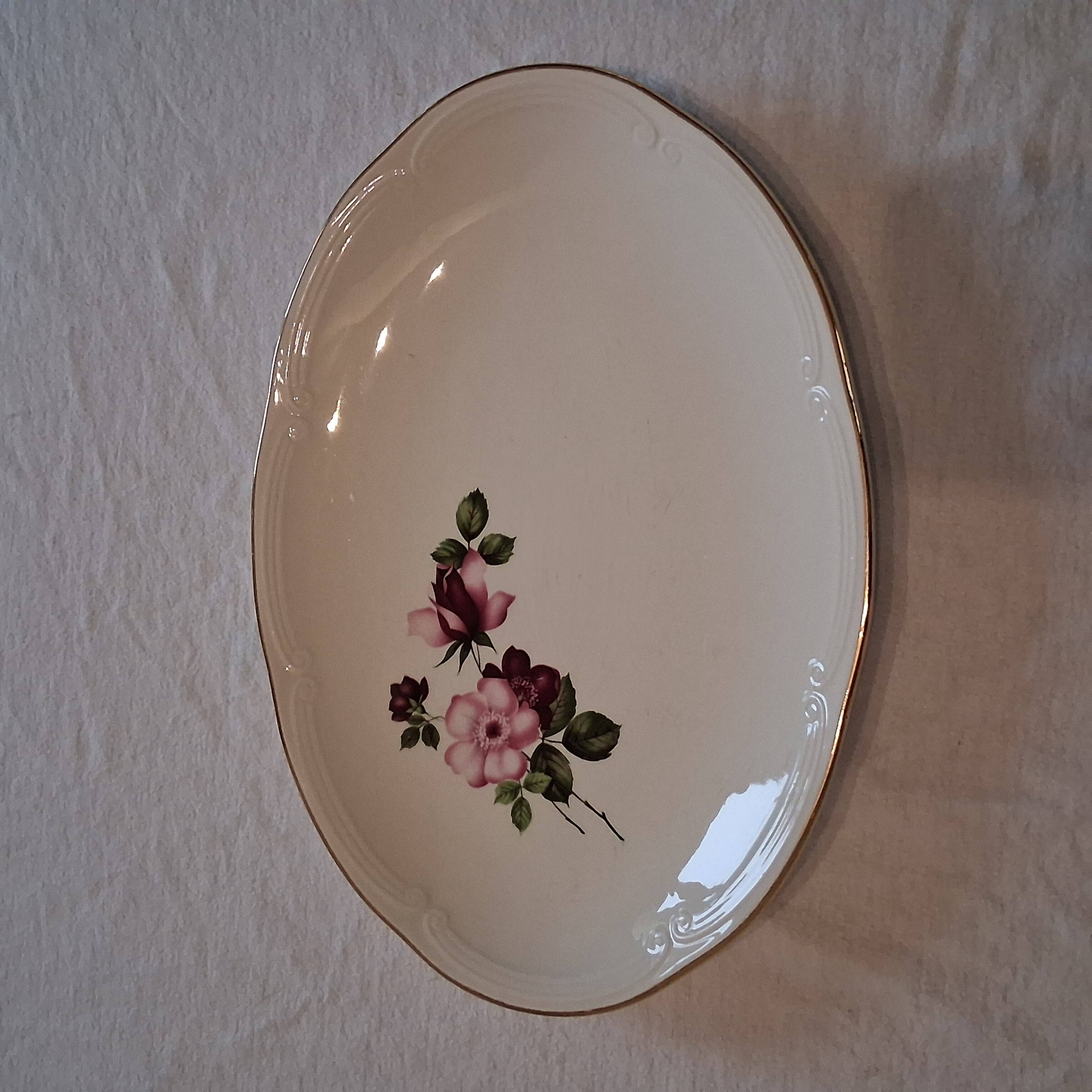Serving dish from Gien model "Chinon" in very good condition.
