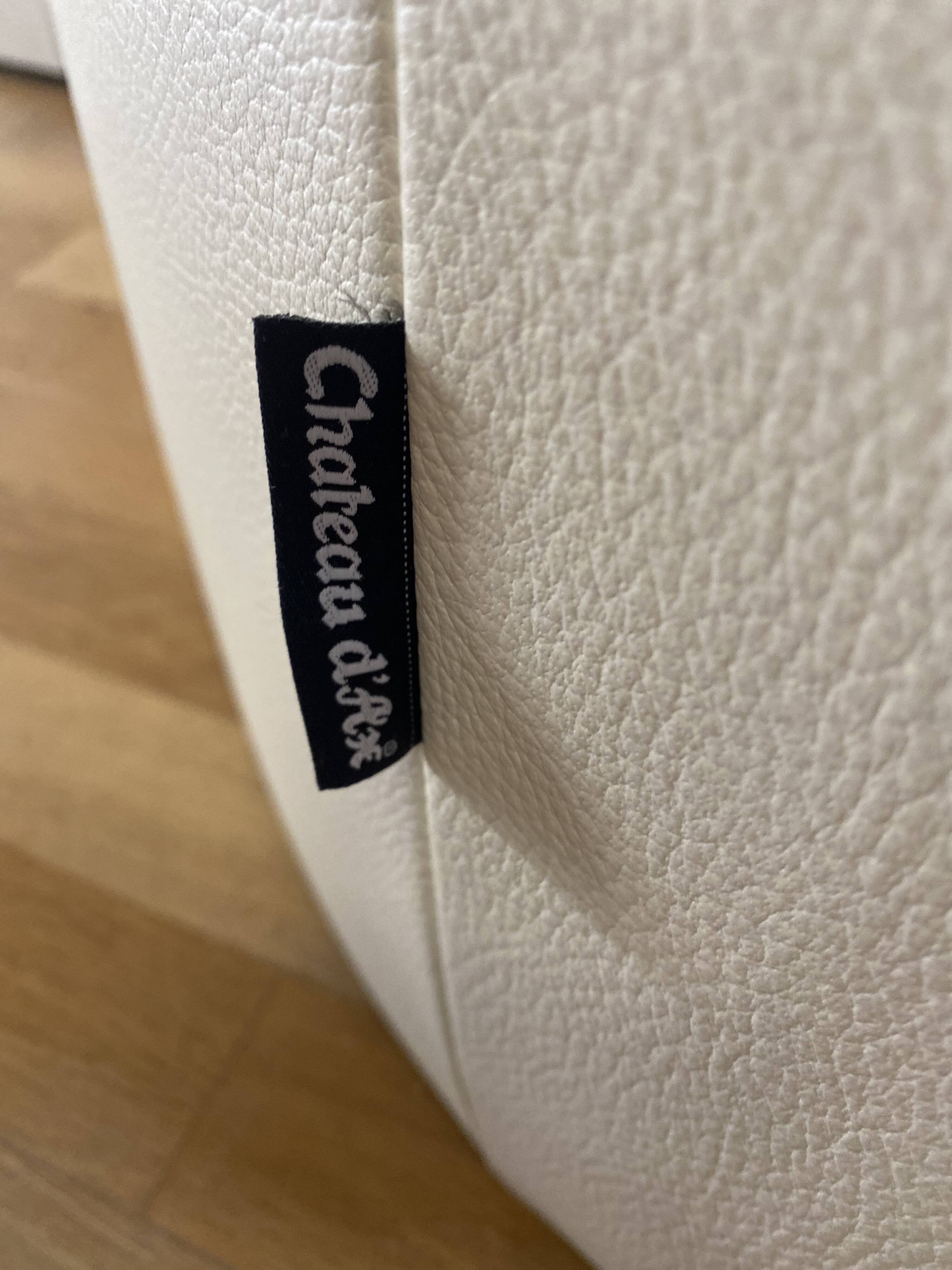 Fauteuil cuir blanc, Chateau d'Ax, parfait état