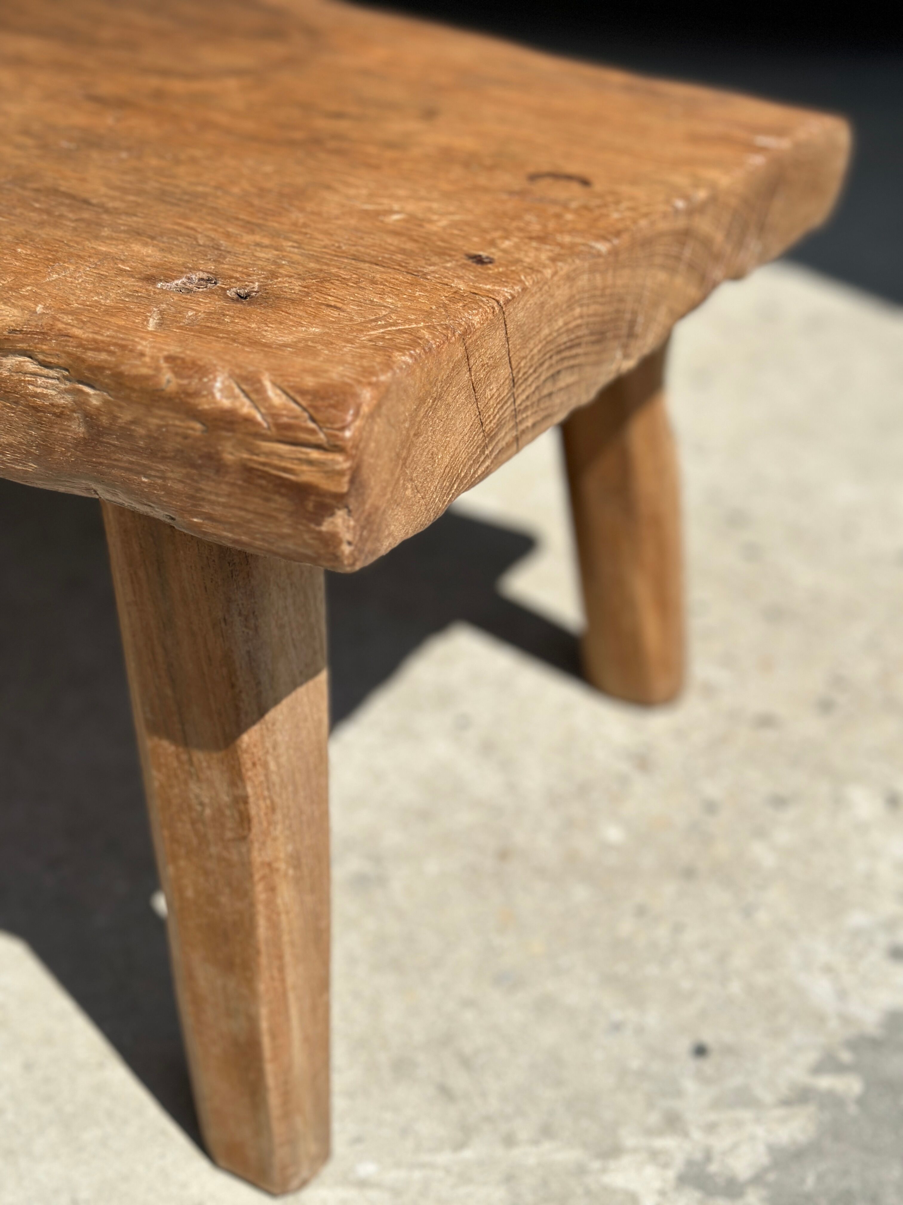 Coffee table in blond teak quadripod