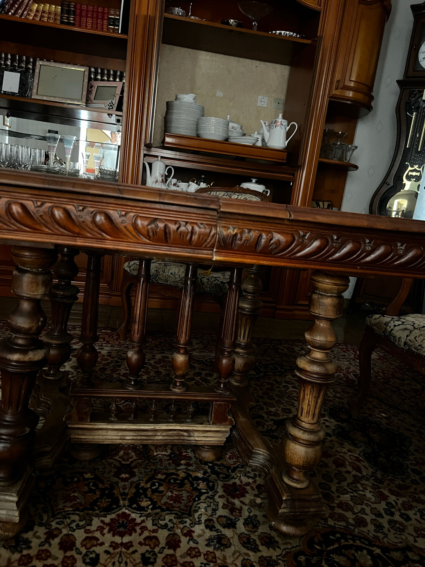 Table extensible Henri II en noyer massif