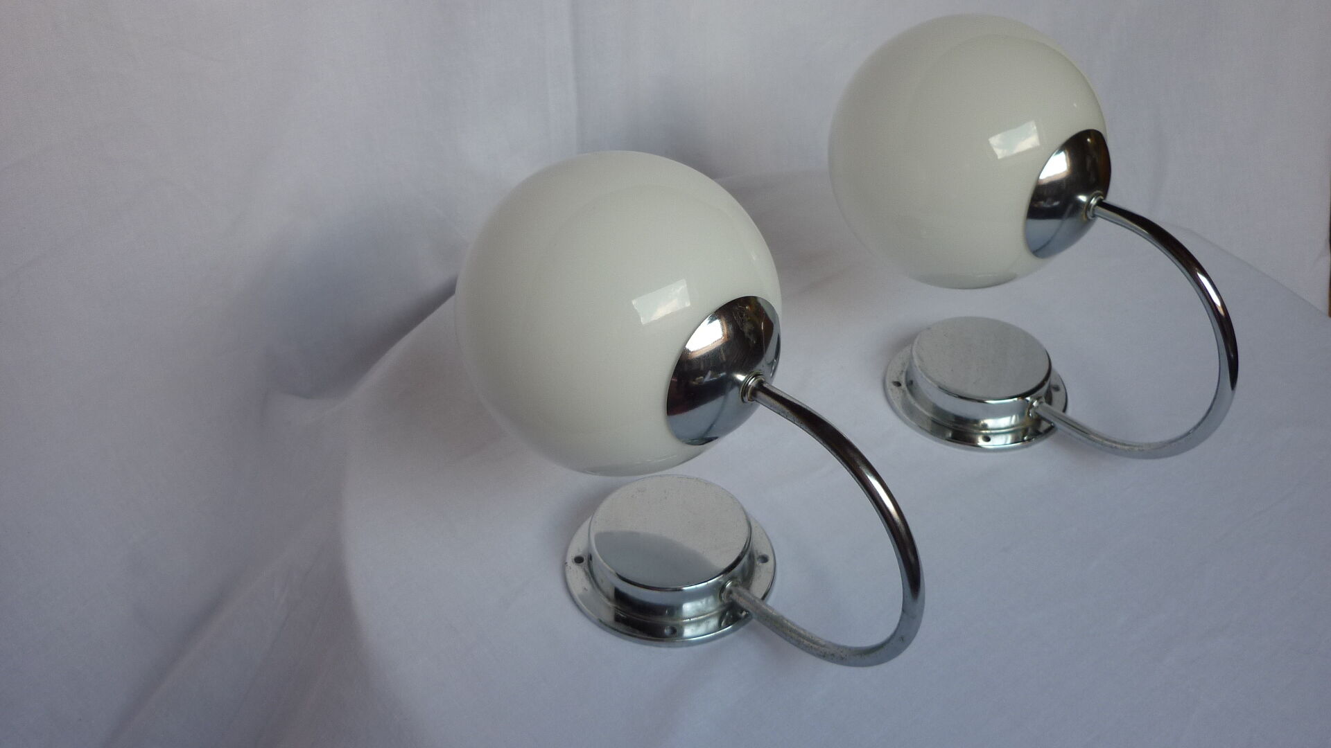 Paire d'appliques boule opaline blanche