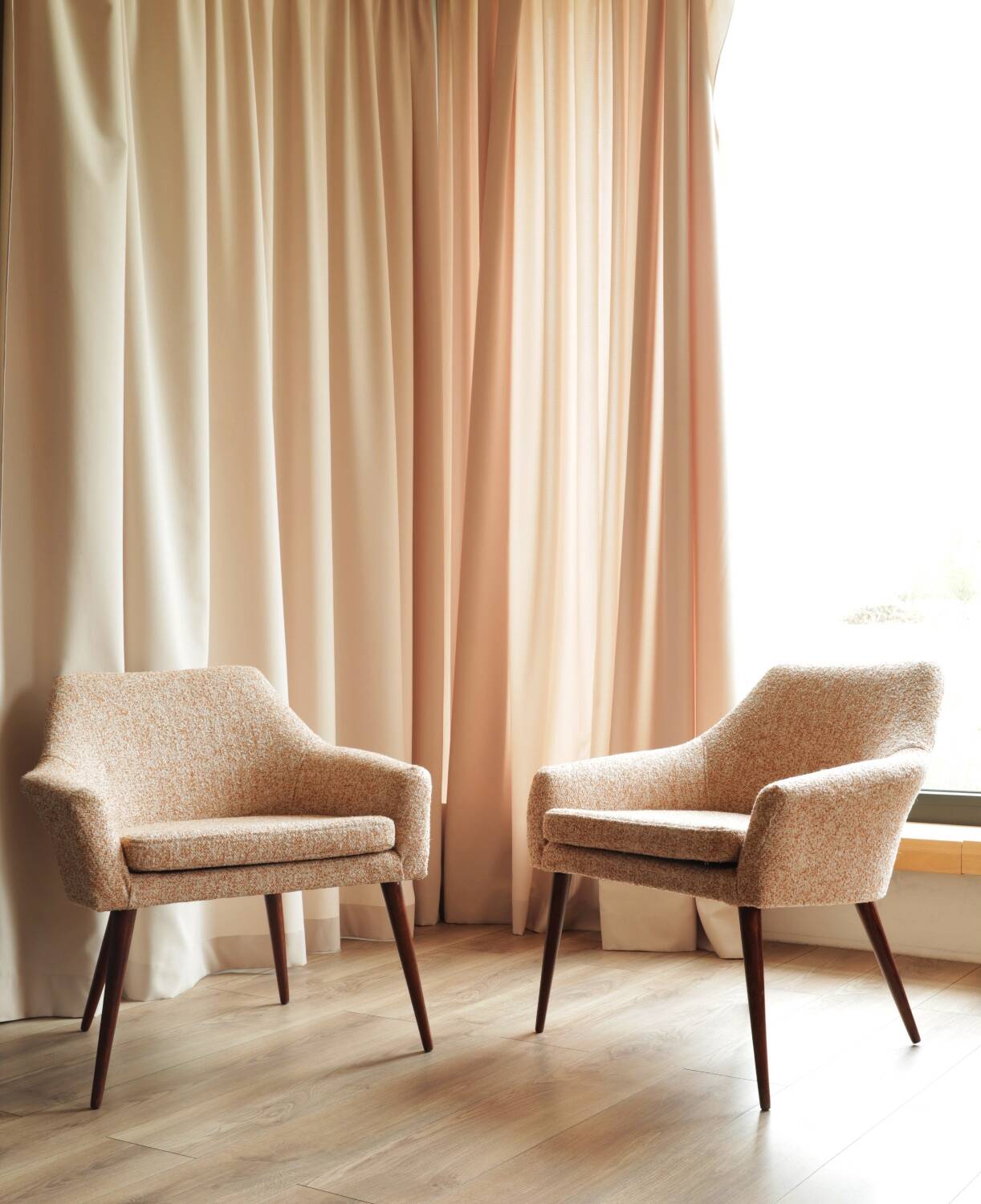 2 fauteuils en tissu bouclé blanc et orange, 1960