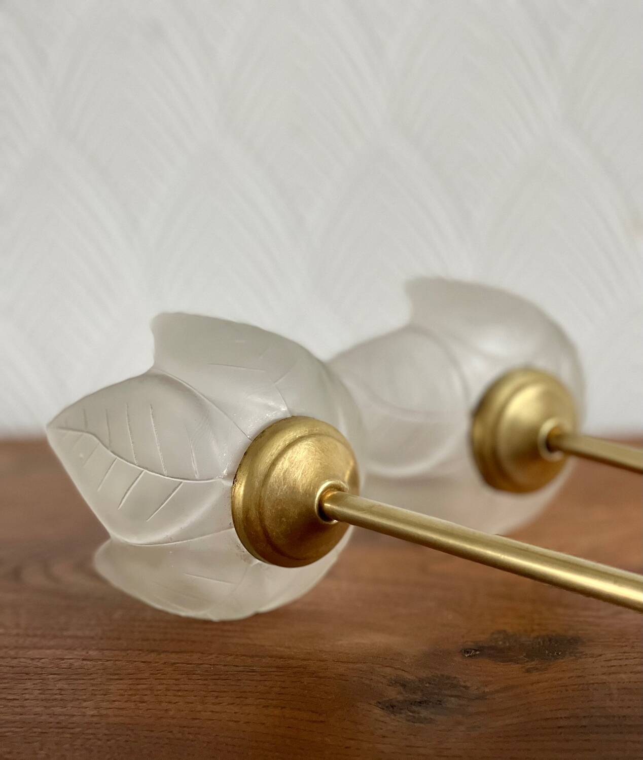 Pair of tulip-shaped candle holders in frosted glass and brass.
