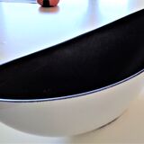 Empty white pocket oval shape