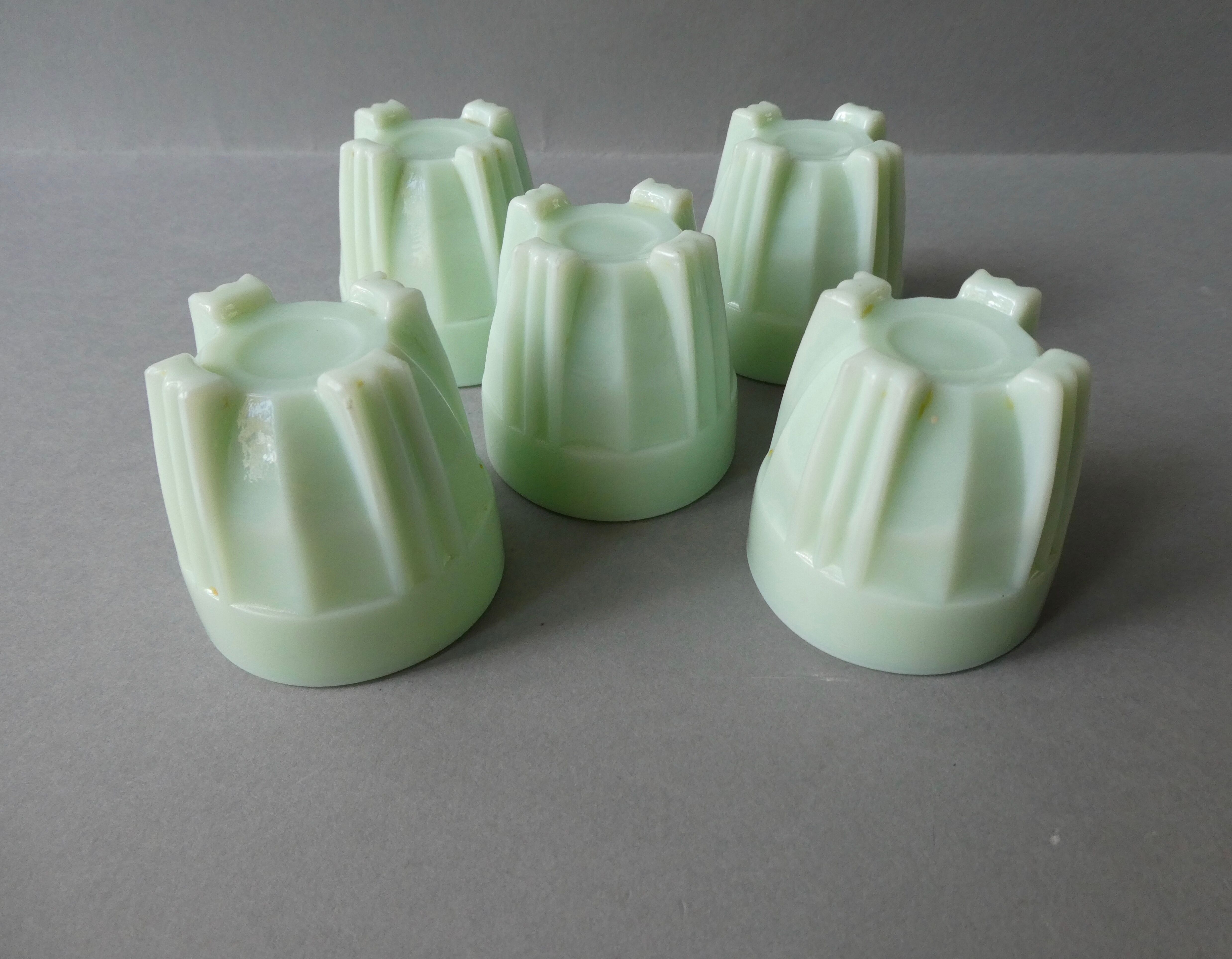 Lot of 5 cockroaches in green opaline, 40-50 years