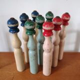 Serie de 9 quilles anciennes en bois peint
