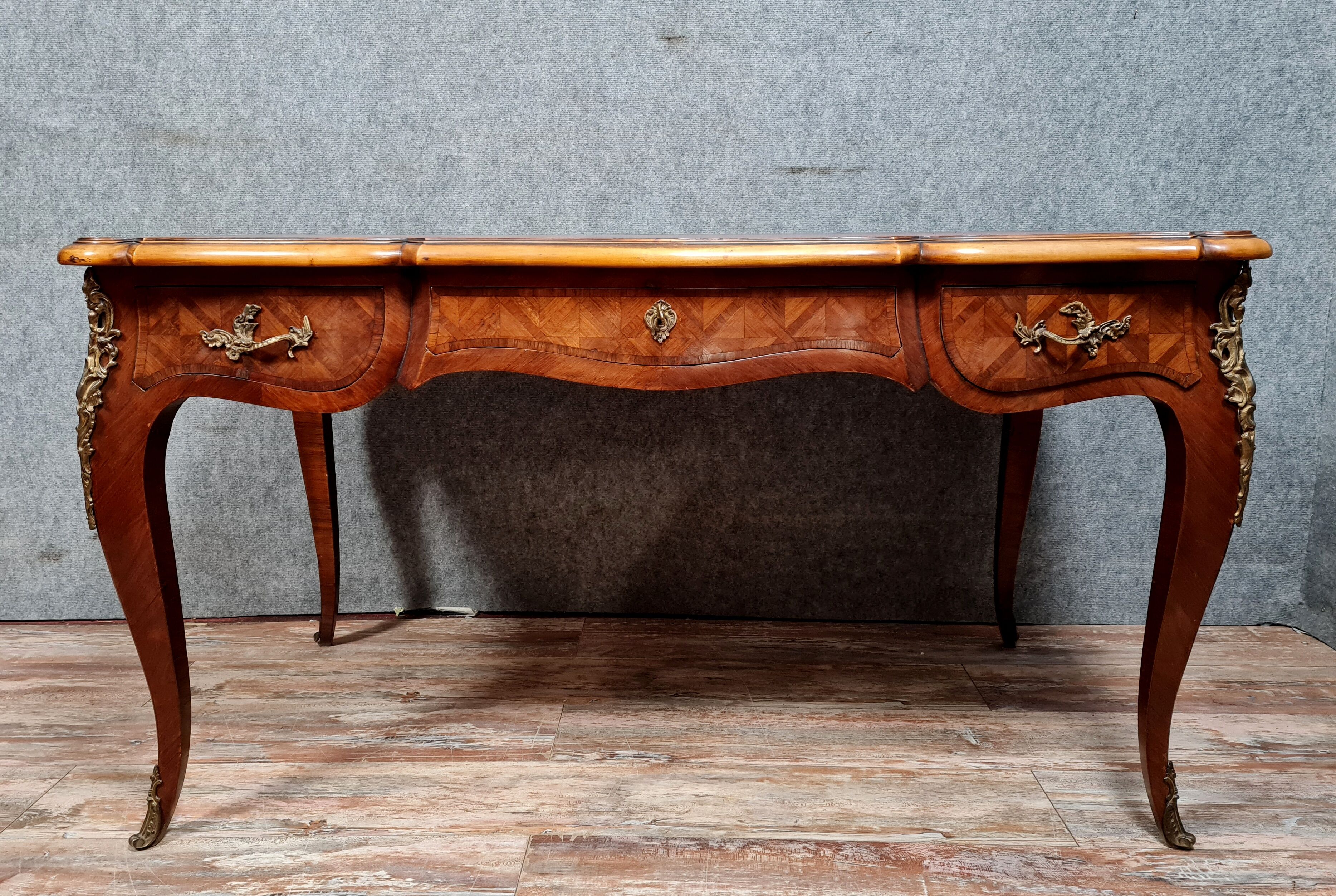 Bureau plat Louis XV a double face en marquèterie de bois précieux