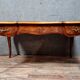 Bureau plat Louis XV a double face en marquèterie de bois précieux