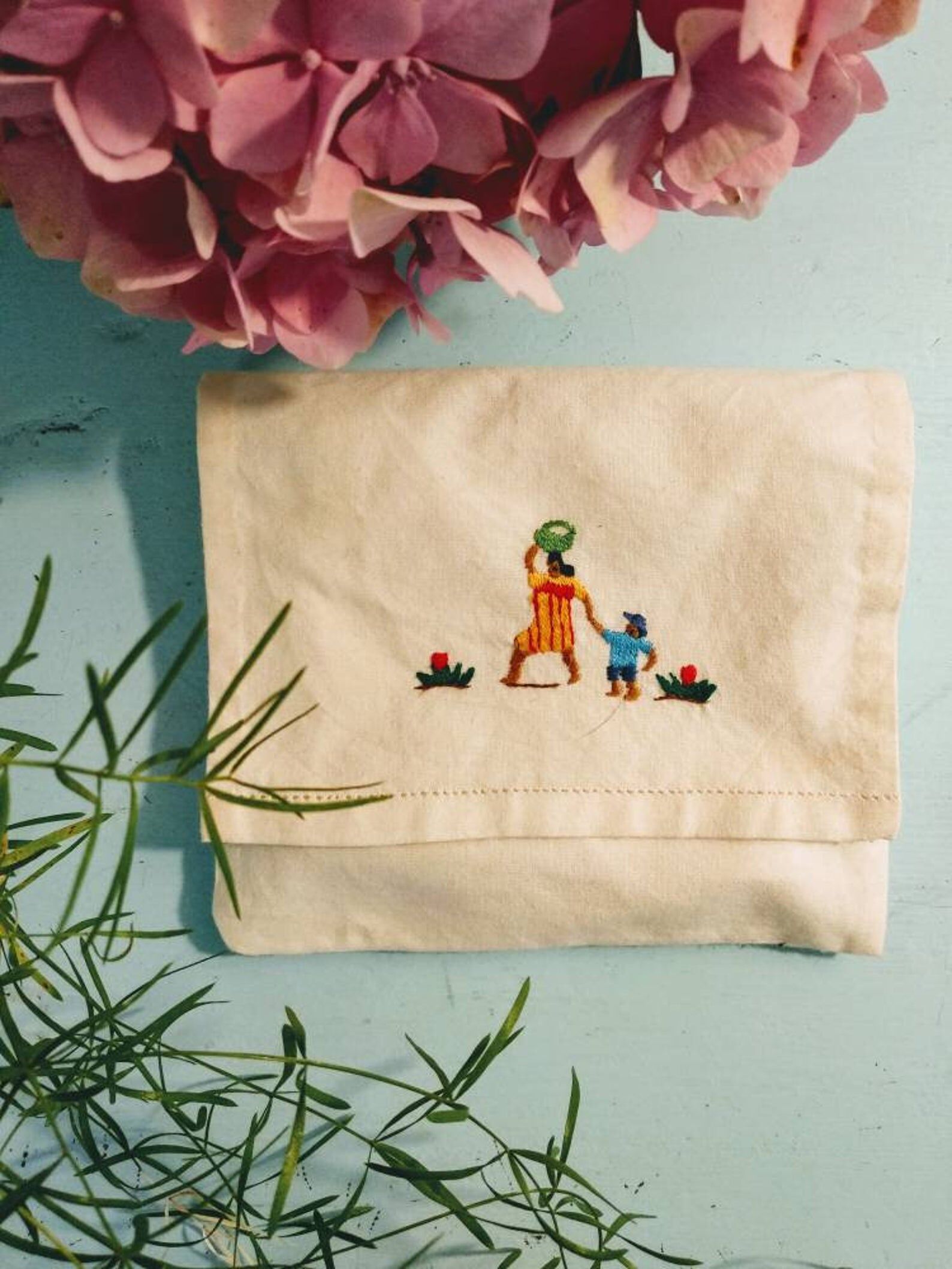 Pocket with 6 embroidered napkins
