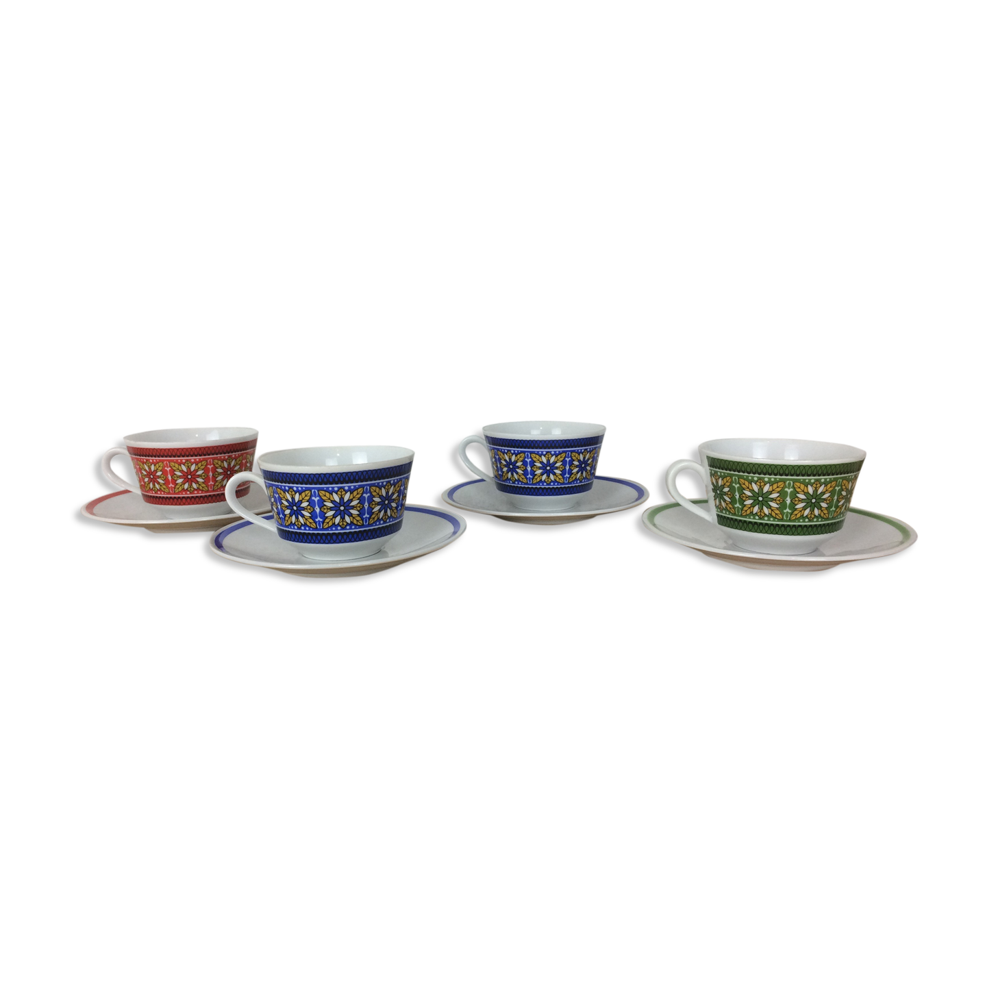 Set of 4 tea cups in colored porcelain