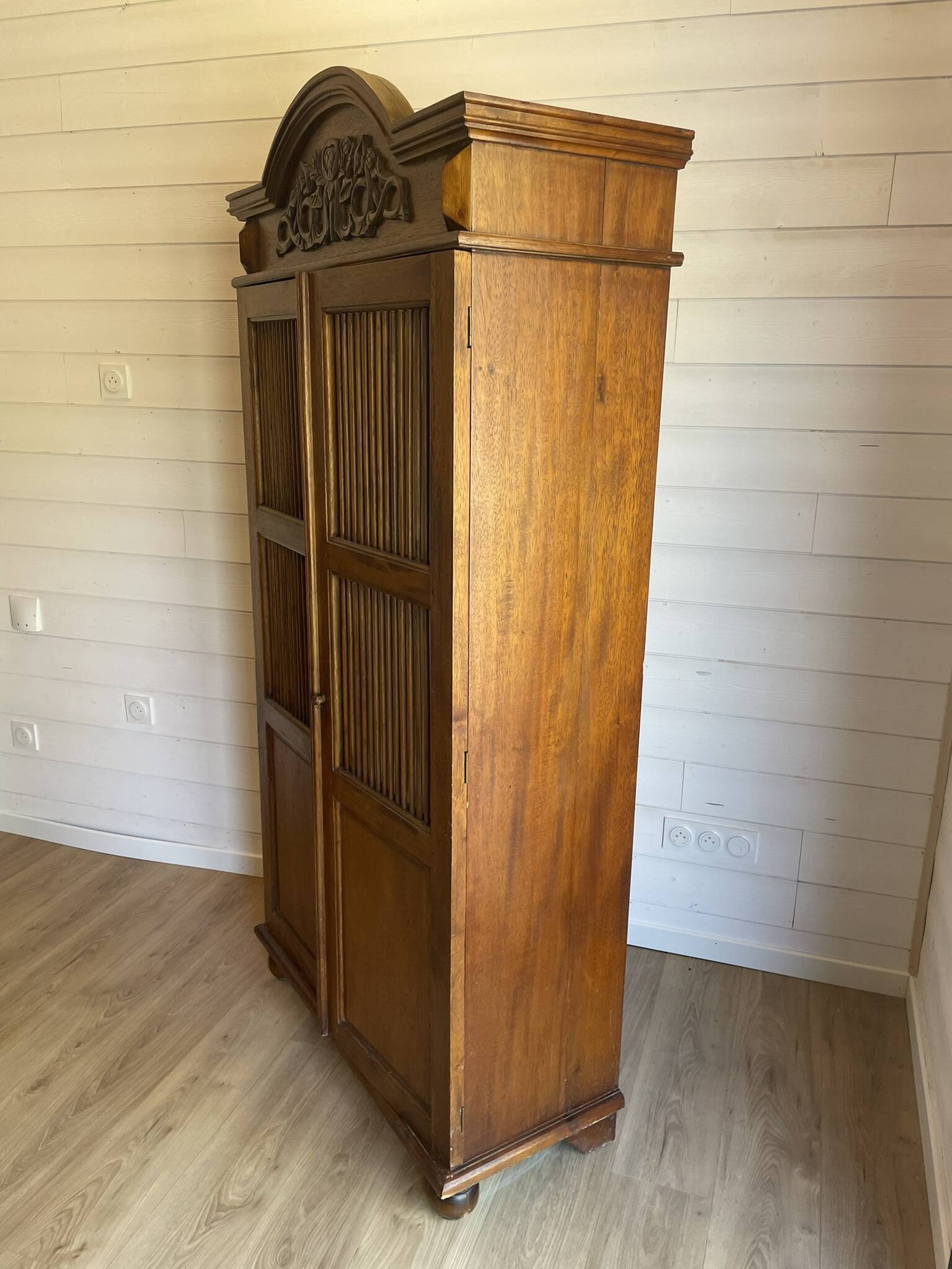 Beautiful antique solid wood wardrobe, country chic / Provençal, carved.