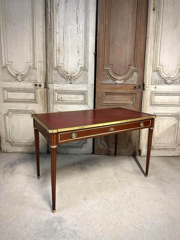 Bureau plat de style Louis XVI en acajou vers 1950
