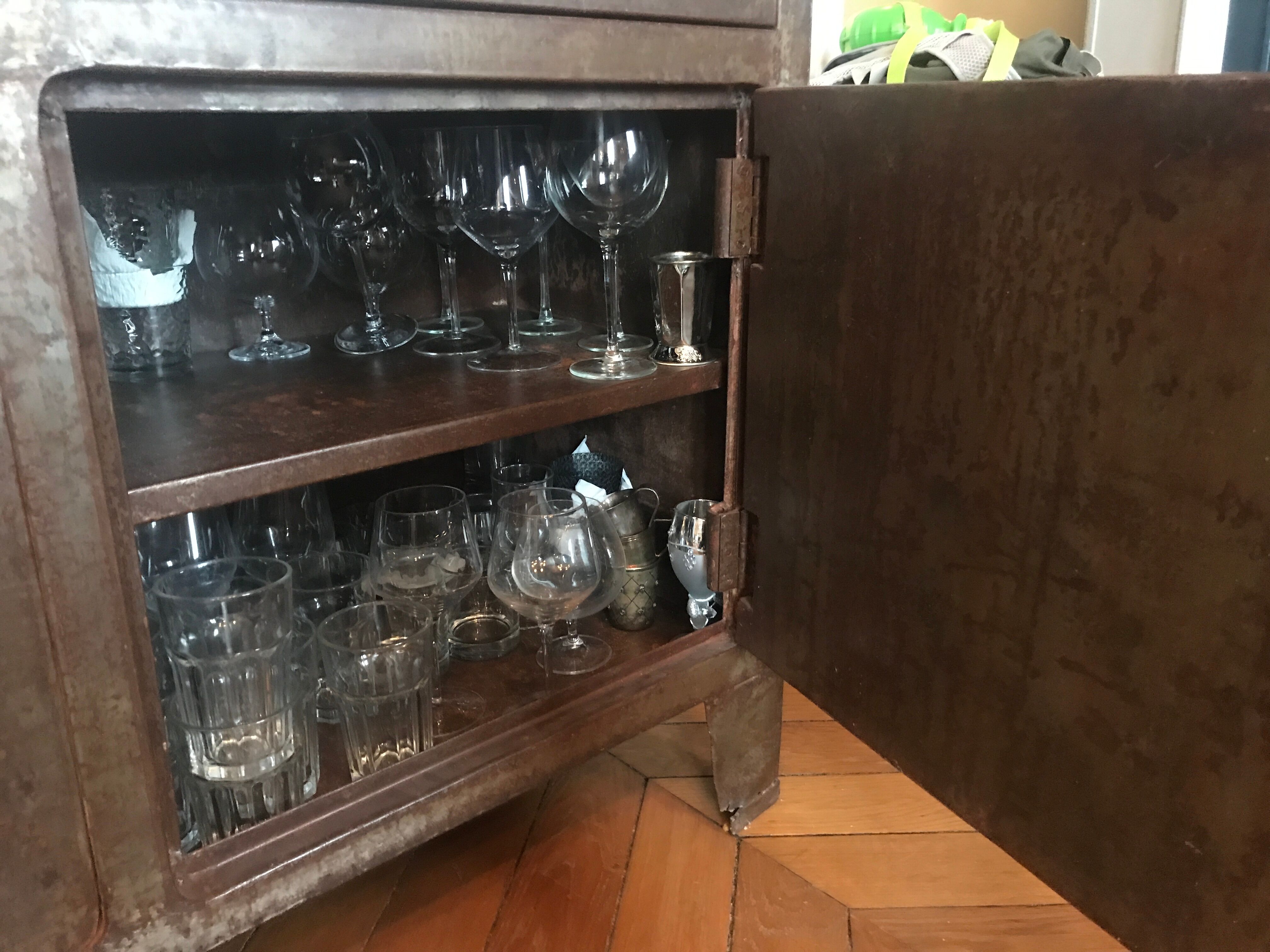 Metal buffet