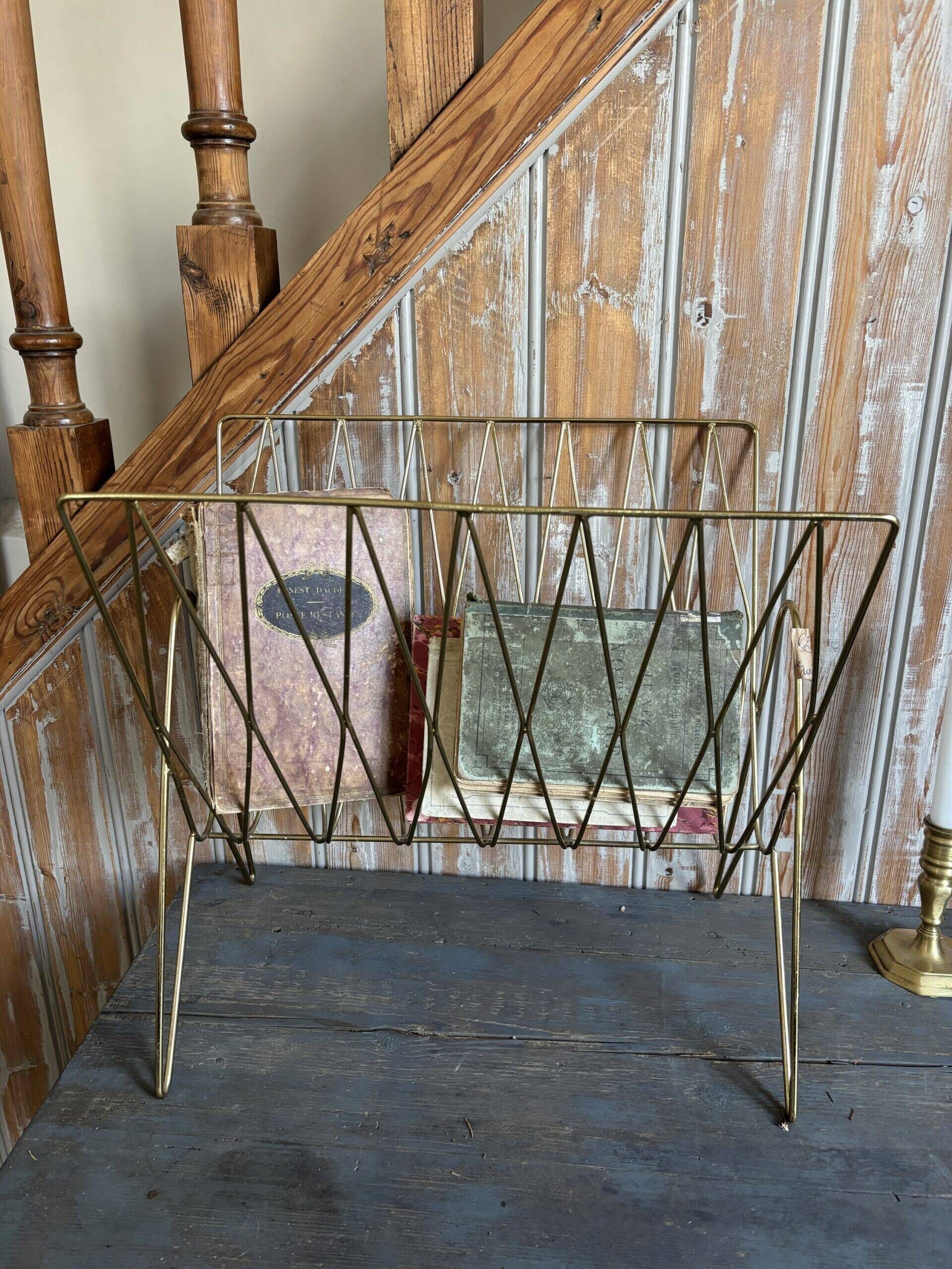 Porte-revues vintage en métal doré