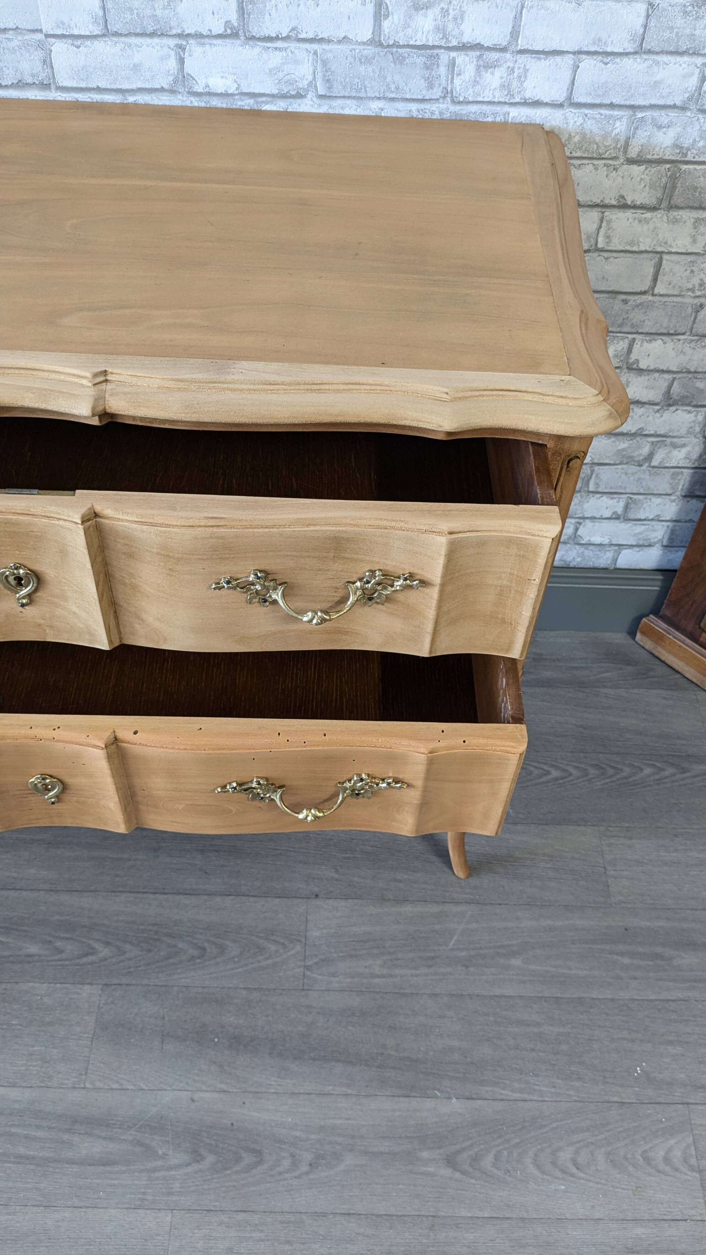 Crossbow chest of drawers