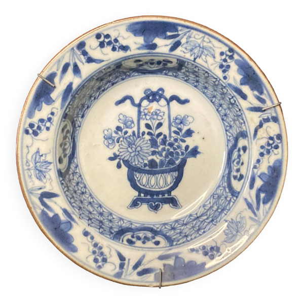 Chine, assiette creuse porcelaine blanc bleu XVIIIème