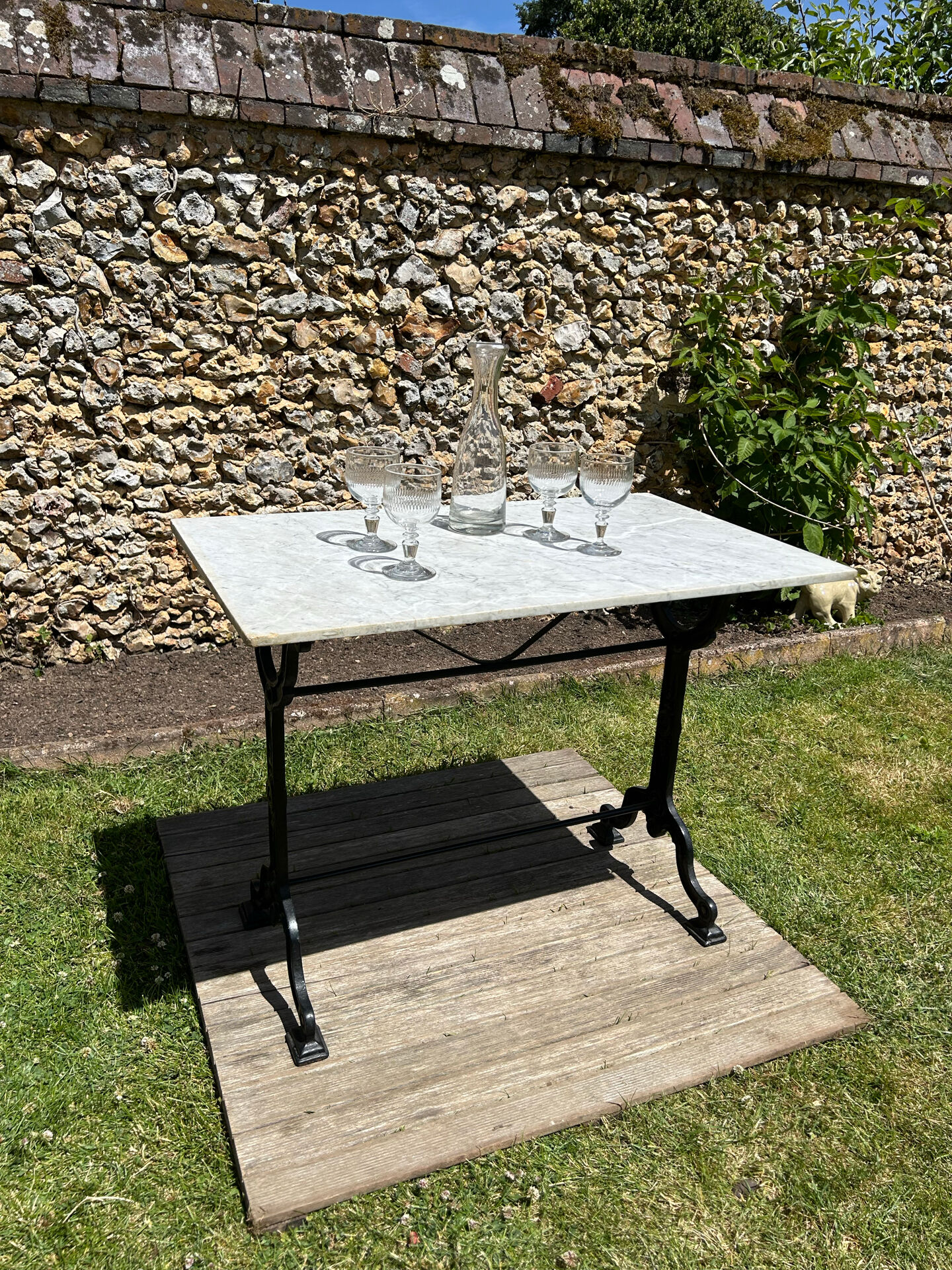Rectangular bistro table in marble and cast iron