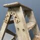 Escaliers ou marches en brocante gris clair