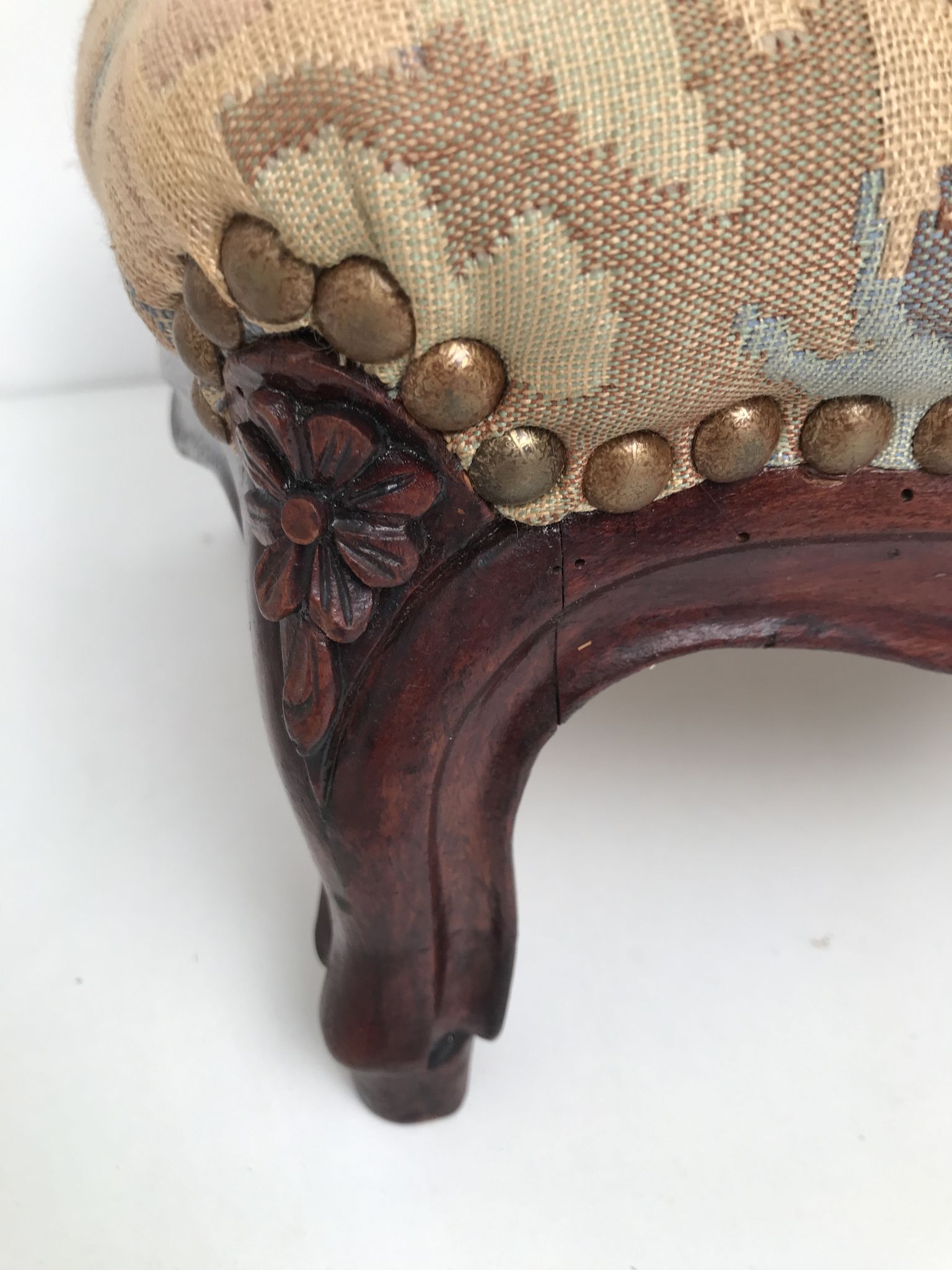 Repose-pied en bois rembourré vintage style Louis IV