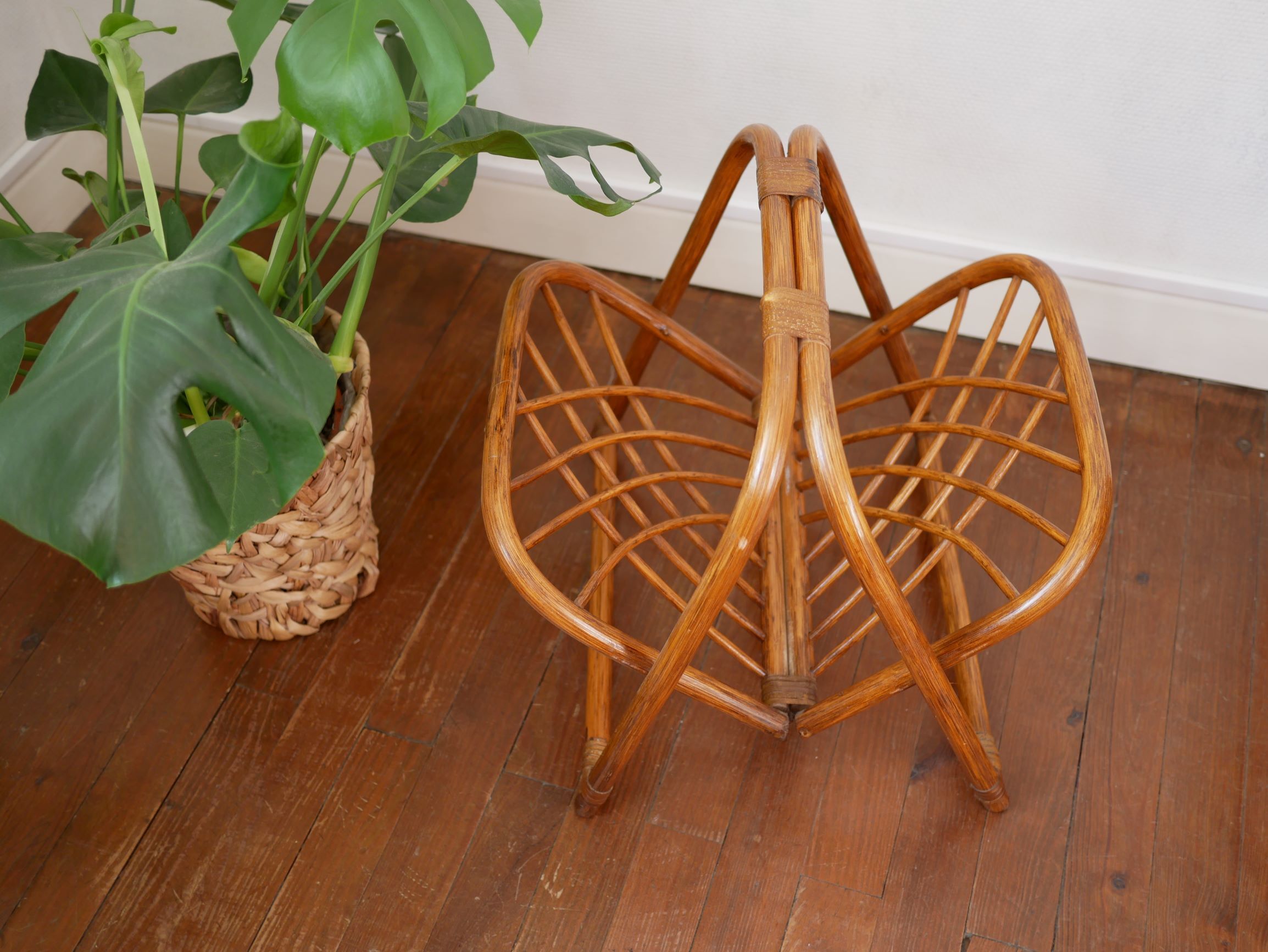 Foldable magazine rack in wicker