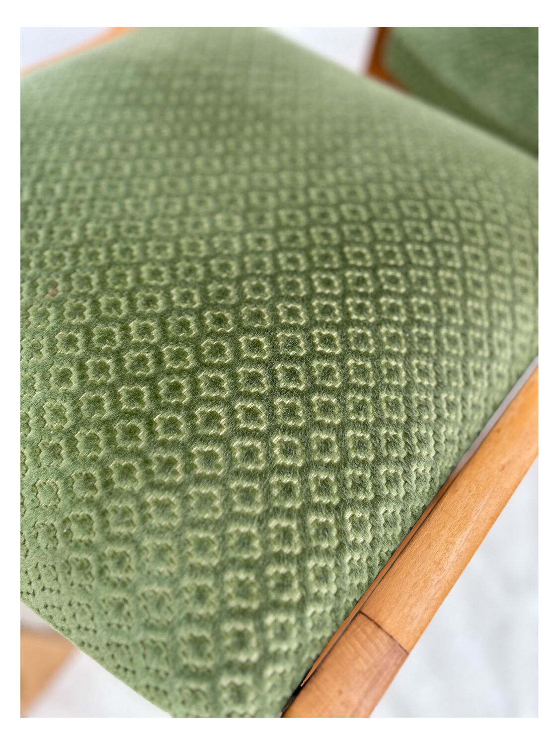 Set of 4 Self sled chairs