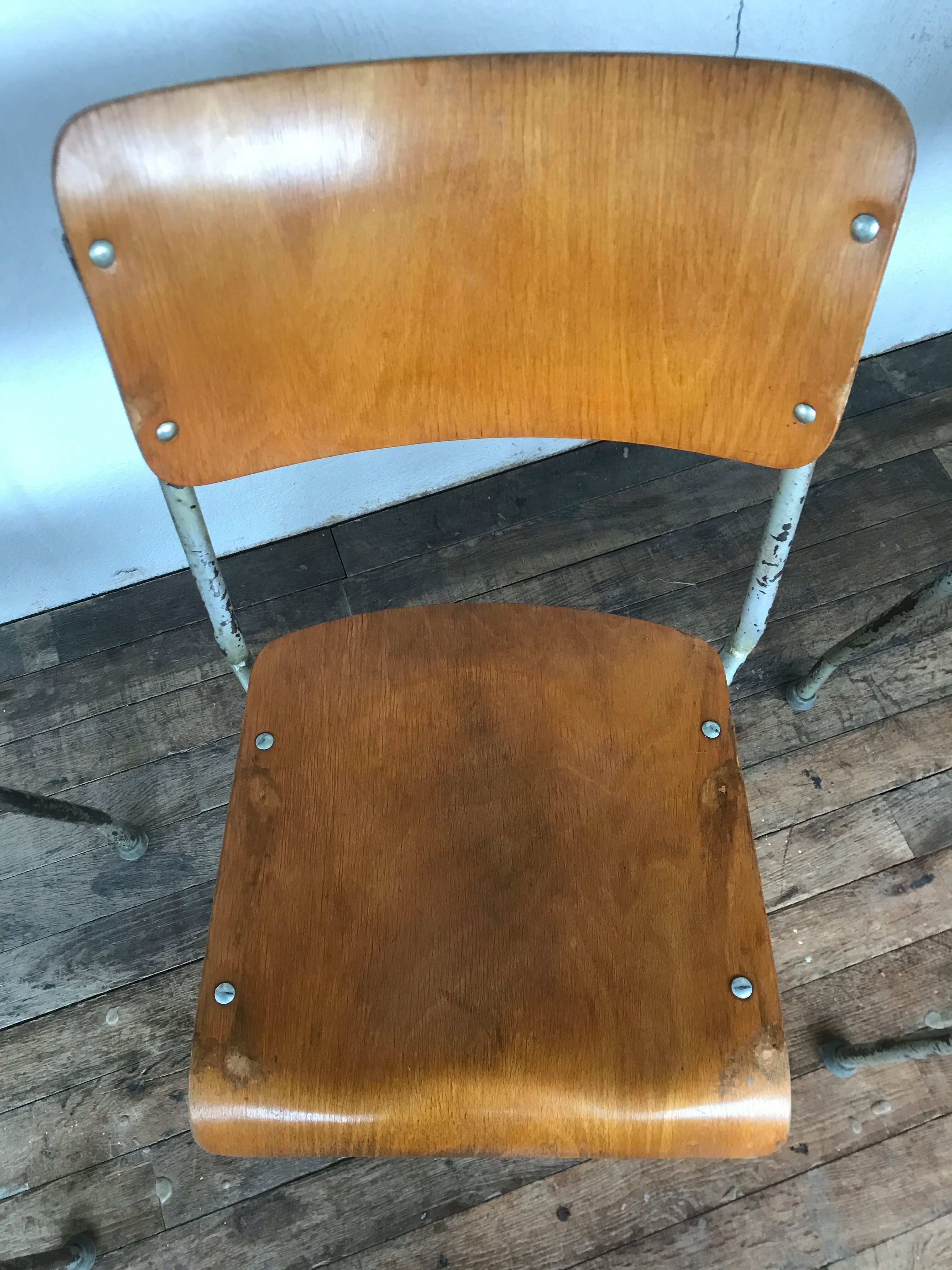 Series of 6 vintage industrial school chairs stackable 1950 thermophorized seating