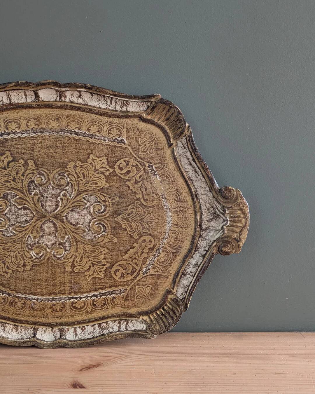 Gold and white Florentine tray – 49 x 33 cm